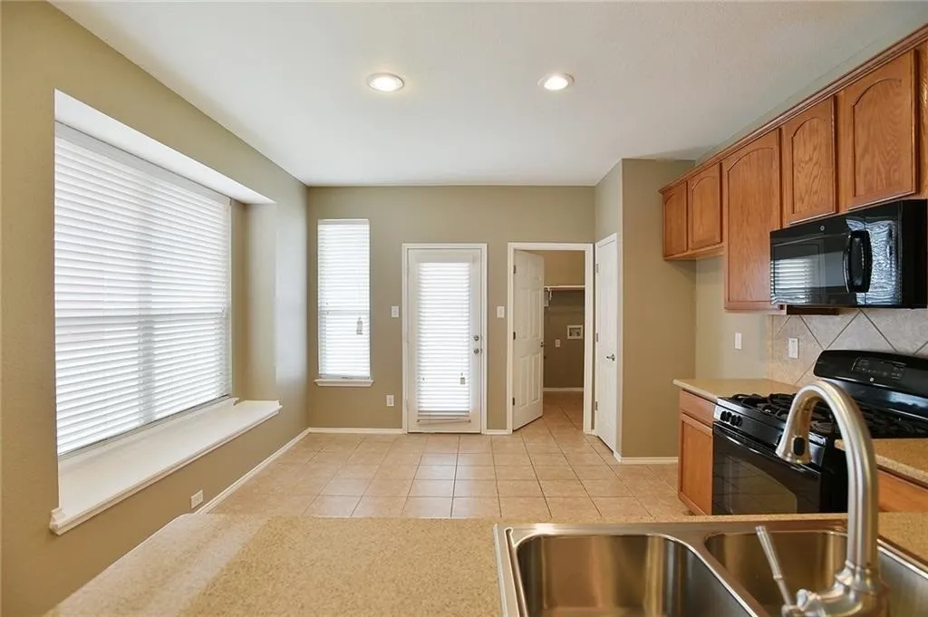 Single Family Residence For Sale in Denton County , 9109 Nathaniel Drive, Providence Village, Texas 76227, 3 Bedroom, 2 Bathroom, 2 Garage spaces, 1,232 Sqft, built in 2007, mls#21374596, Real Estate Agent in Providence Village, Homes For Sale in Denton county, Homes For Sale in Providence Village, Realtor in Providence Village Texas, Real Estate Brokerage Independent Realty Texas, Luminita Cordes Realtor