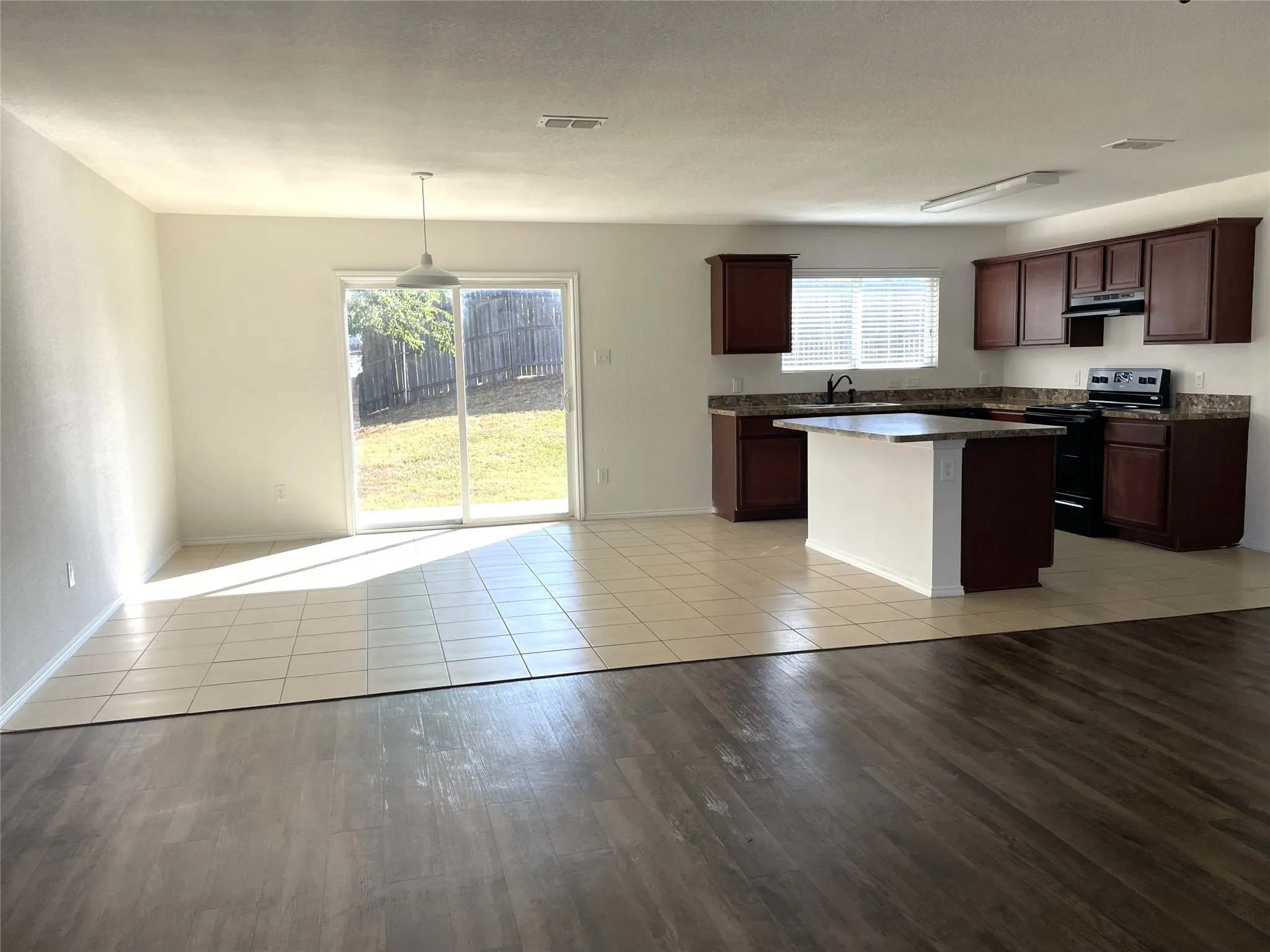 Single Family Residence For Rent in Grayson County , 1305 Swan Ridge Drive, Sherman, Texas 75092, 3 Bedroom, 2 Bathroom, 2 Garage spaces, 1,546 Sqft, built in 2016, mls#21374598, Real Estate Agent in Sherman, Homes For Rent in Grayson county, Homes For Rent in Sherman, Realtor in Sherman Texas, Real Estate Brokerage Independent Realty Texas, Luminita Cordes Realtor