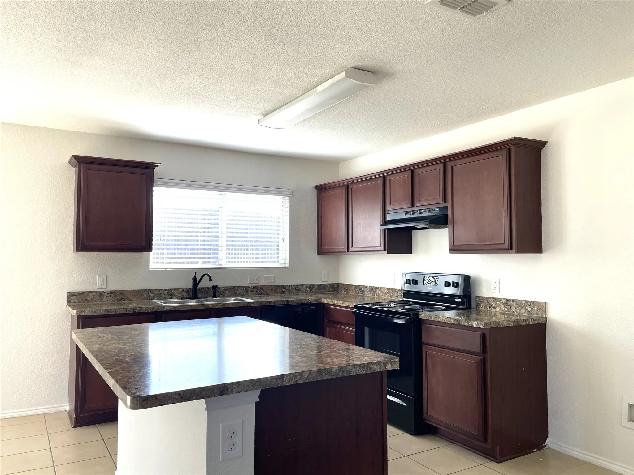 Single Family Residence For Rent in Grayson County , 1305 Swan Ridge Drive, Sherman, Texas 75092, 3 Bedroom, 2 Bathroom, 2 Garage spaces, 1,546 Sqft, built in 2016, mls#21374598, Real Estate Agent in Sherman, Homes For Rent in Grayson county, Homes For Rent in Sherman, Realtor in Sherman Texas, Real Estate Brokerage Independent Realty Texas, Luminita Cordes Realtor