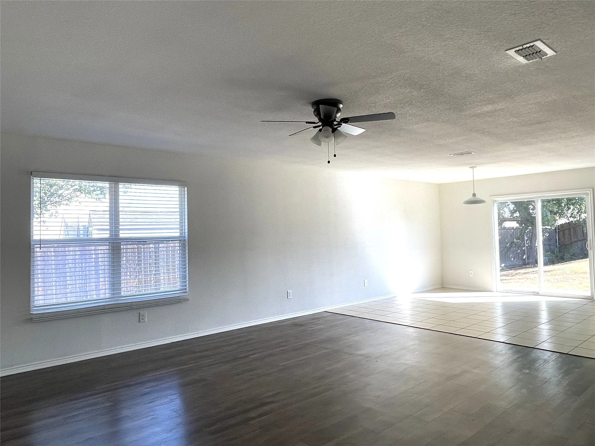 Single Family Residence For Rent in Grayson County , 1305 Swan Ridge Drive, Sherman, Texas 75092, 3 Bedroom, 2 Bathroom, 2 Garage spaces, 1,546 Sqft, built in 2016, mls#21374598, Real Estate Agent in Sherman, Homes For Rent in Grayson county, Homes For Rent in Sherman, Realtor in Sherman Texas, Real Estate Brokerage Independent Realty Texas, Luminita Cordes Realtor