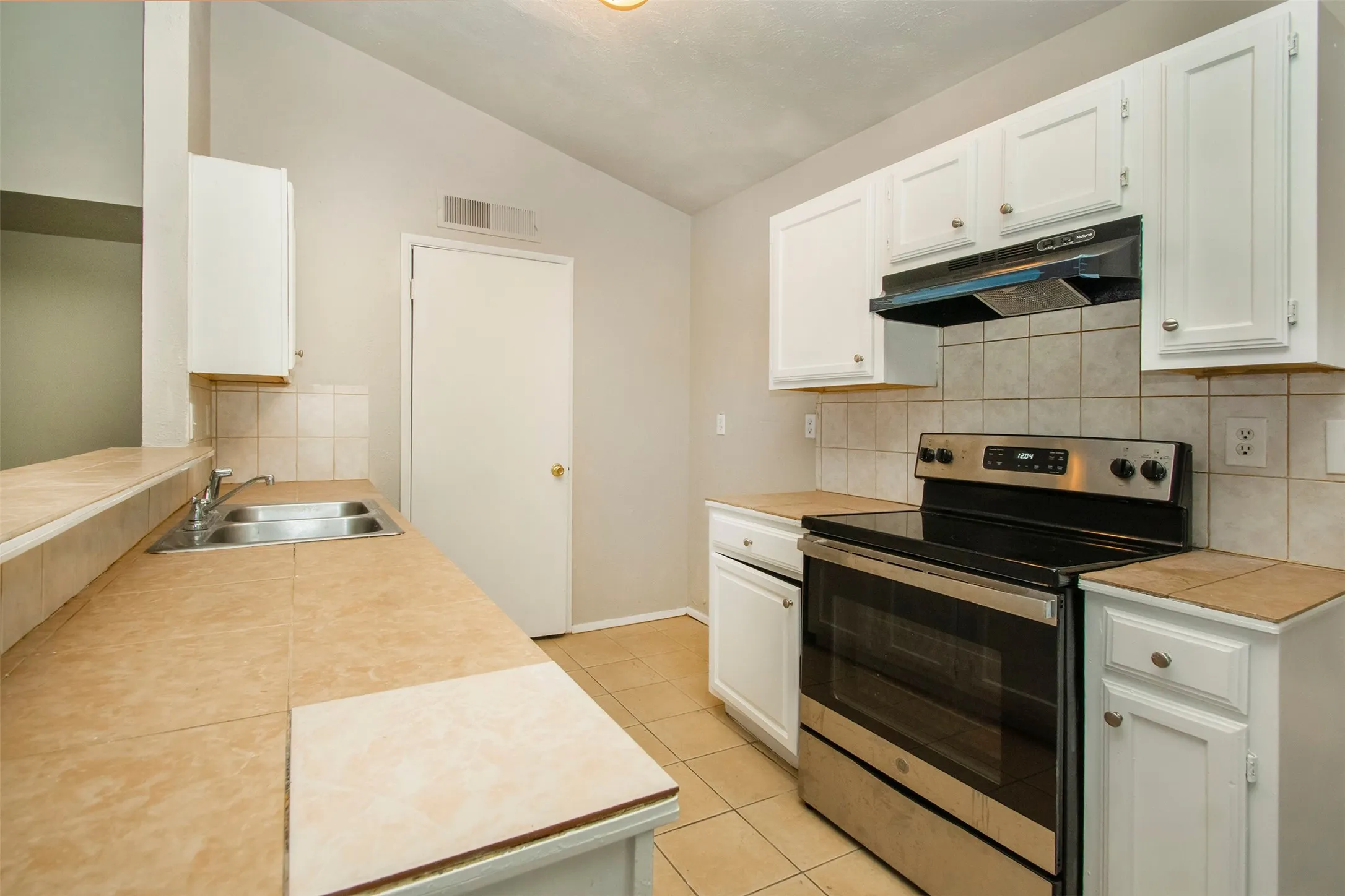 Duplex For Rent in Dallas County , 7062 Pineberry Road, Dallas, Texas 75249, 3 Bedroom, 2 Bathroom, Garage spaces, 1,256 Sqft, built in 1981, mls#21374599, Real Estate Agent in Dallas, Homes For Rent in Dallas county, Homes For Rent in Dallas, Realtor in Dallas Texas, Real Estate Brokerage Independent Realty Texas, Luminita Cordes Realtor