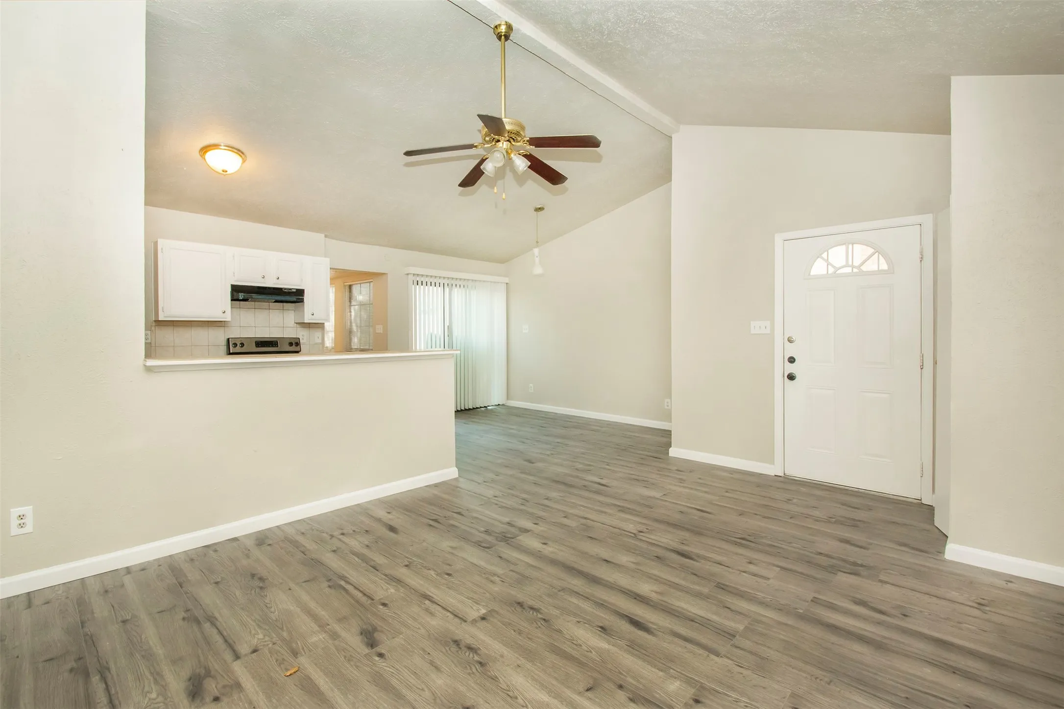 Duplex For Rent in Dallas County , 7062 Pineberry Road, Dallas, Texas 75249, 3 Bedroom, 2 Bathroom, Garage spaces, 1,256 Sqft, built in 1981, mls#21374599, Real Estate Agent in Dallas, Homes For Rent in Dallas county, Homes For Rent in Dallas, Realtor in Dallas Texas, Real Estate Brokerage Independent Realty Texas, Luminita Cordes Realtor