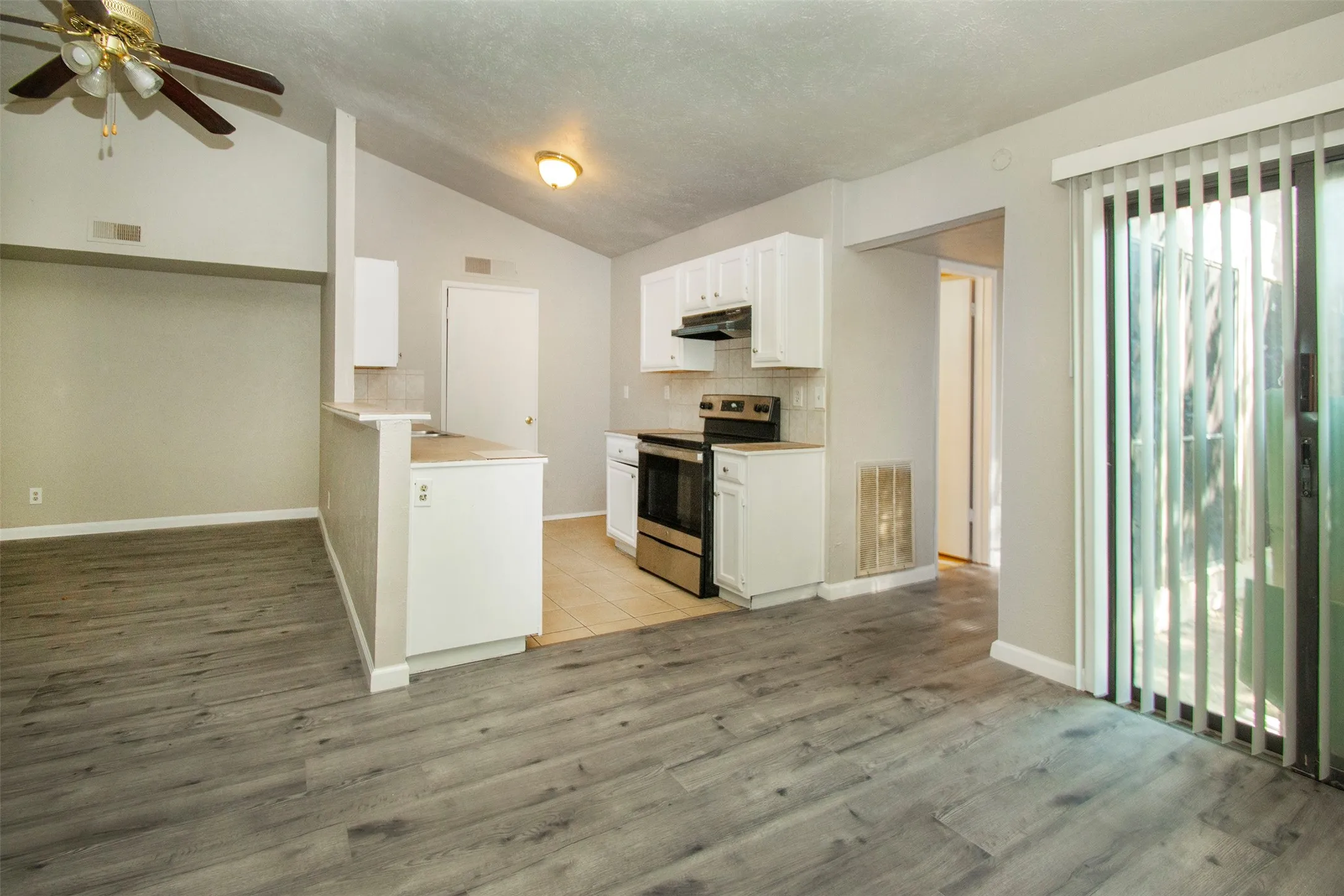 Duplex For Rent in Dallas County , 7062 Pineberry Road, Dallas, Texas 75249, 3 Bedroom, 2 Bathroom, Garage spaces, 1,256 Sqft, built in 1981, mls#21374599, Real Estate Agent in Dallas, Homes For Rent in Dallas county, Homes For Rent in Dallas, Realtor in Dallas Texas, Real Estate Brokerage Independent Realty Texas, Luminita Cordes Realtor