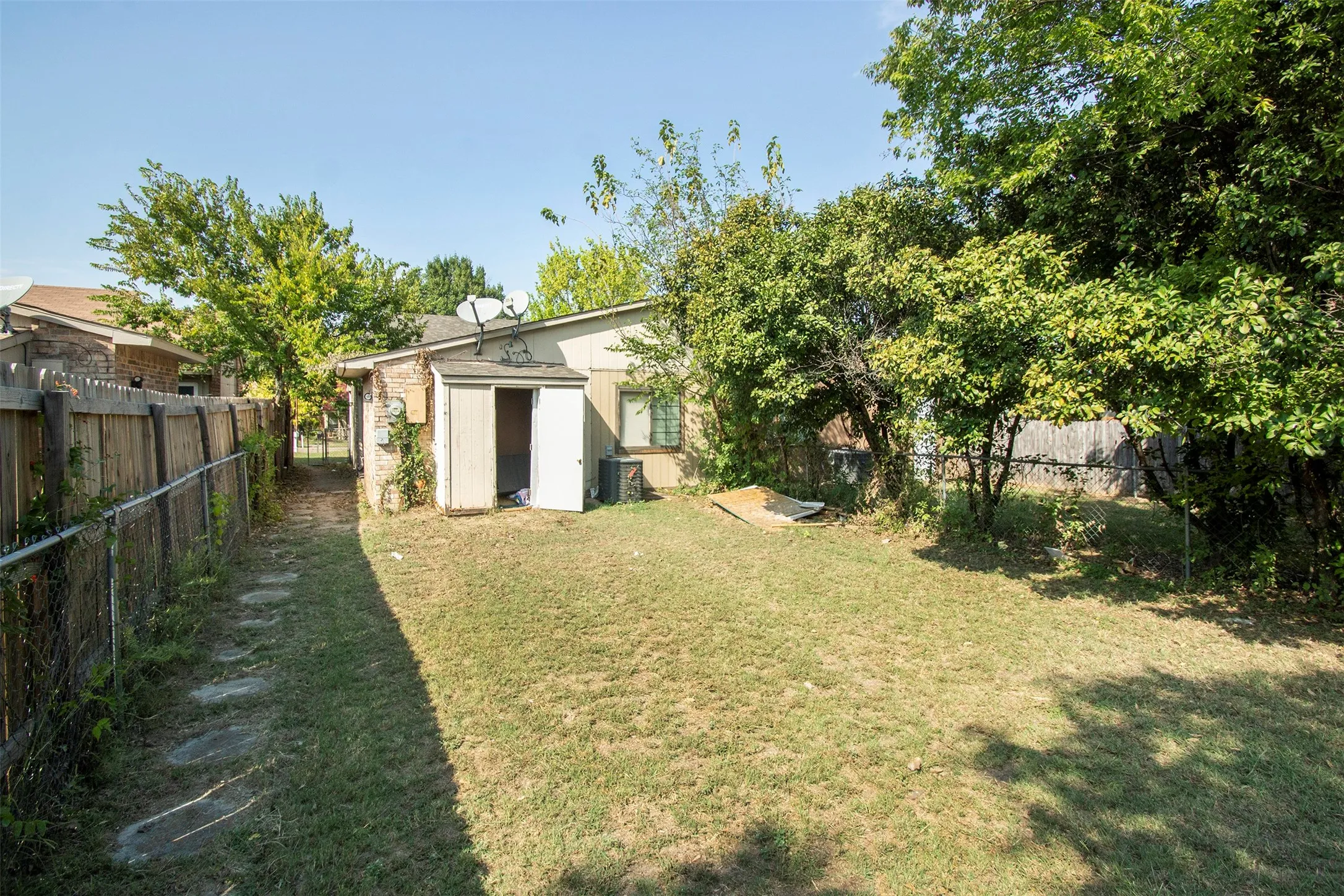 Duplex For Rent in Dallas County , 7062 Pineberry Road, Dallas, Texas 75249, 3 Bedroom, 2 Bathroom, Garage spaces, 1,256 Sqft, built in 1981, mls#21374599, Real Estate Agent in Dallas, Homes For Rent in Dallas county, Homes For Rent in Dallas, Realtor in Dallas Texas, Real Estate Brokerage Independent Realty Texas, Luminita Cordes Realtor