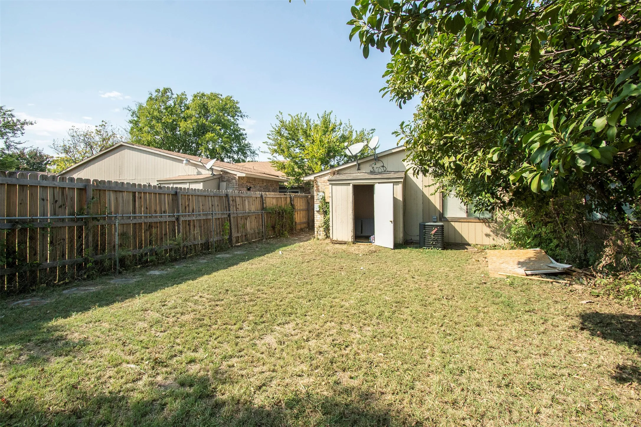 Duplex For Rent in Dallas County , 7062 Pineberry Road, Dallas, Texas 75249, 3 Bedroom, 2 Bathroom, Garage spaces, 1,256 Sqft, built in 1981, mls#21374599, Real Estate Agent in Dallas, Homes For Rent in Dallas county, Homes For Rent in Dallas, Realtor in Dallas Texas, Real Estate Brokerage Independent Realty Texas, Luminita Cordes Realtor
