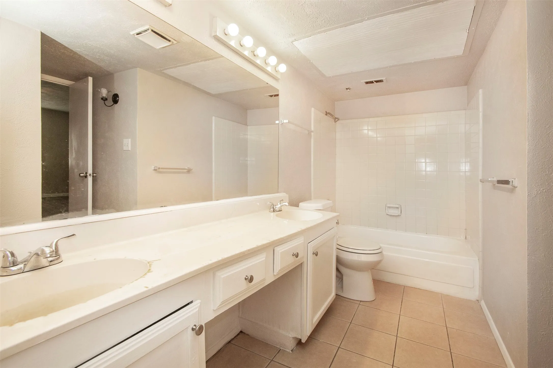 Duplex For Rent in Dallas County , 7062 Pineberry Road, Dallas, Texas 75249, 3 Bedroom, 2 Bathroom, Garage spaces, 1,256 Sqft, built in 1981, mls#21374599, Real Estate Agent in Dallas, Homes For Rent in Dallas county, Homes For Rent in Dallas, Realtor in Dallas Texas, Real Estate Brokerage Independent Realty Texas, Luminita Cordes Realtor