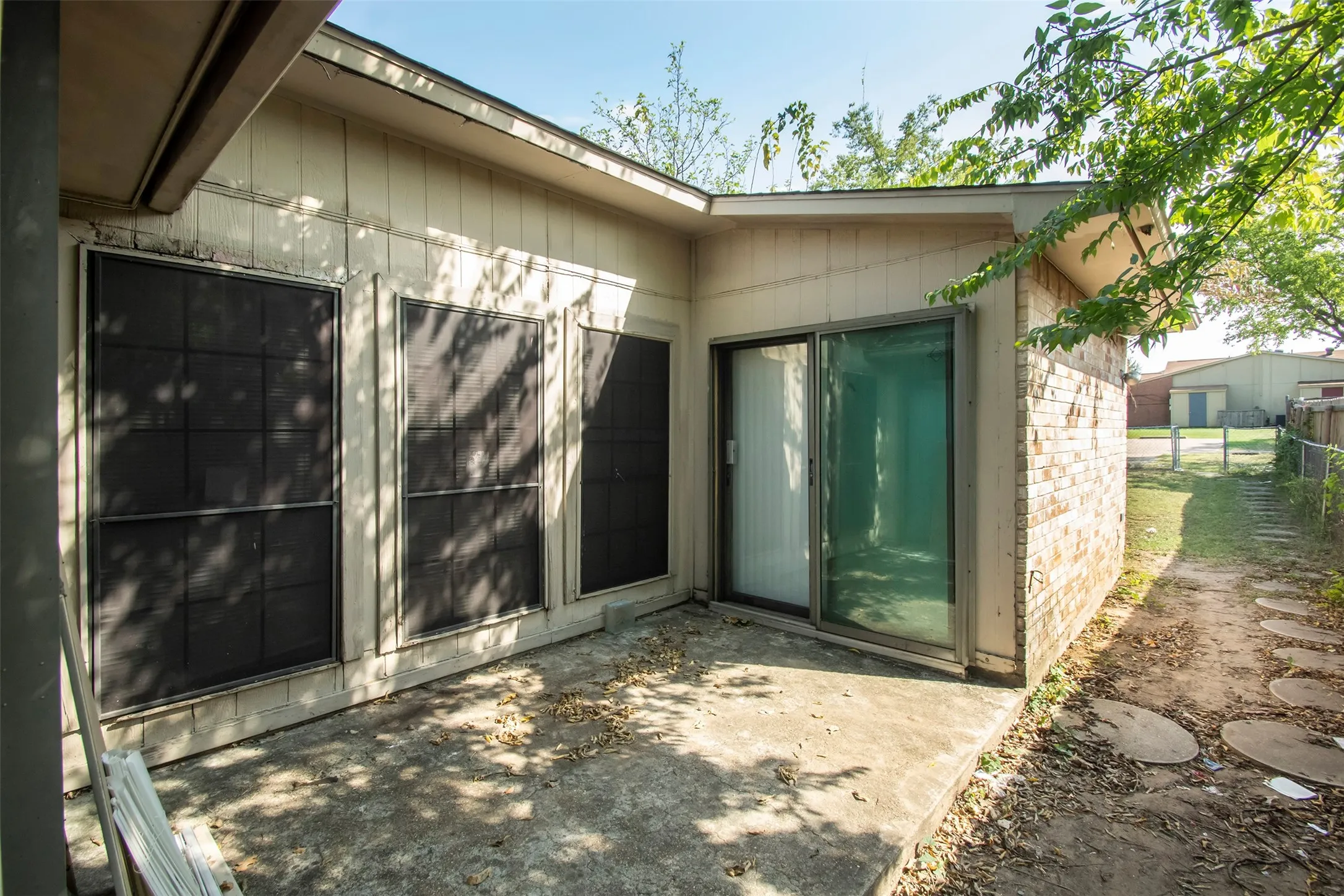 Duplex For Rent in Dallas County , 7062 Pineberry Road, Dallas, Texas 75249, 3 Bedroom, 2 Bathroom, Garage spaces, 1,256 Sqft, built in 1981, mls#21374599, Real Estate Agent in Dallas, Homes For Rent in Dallas county, Homes For Rent in Dallas, Realtor in Dallas Texas, Real Estate Brokerage Independent Realty Texas, Luminita Cordes Realtor