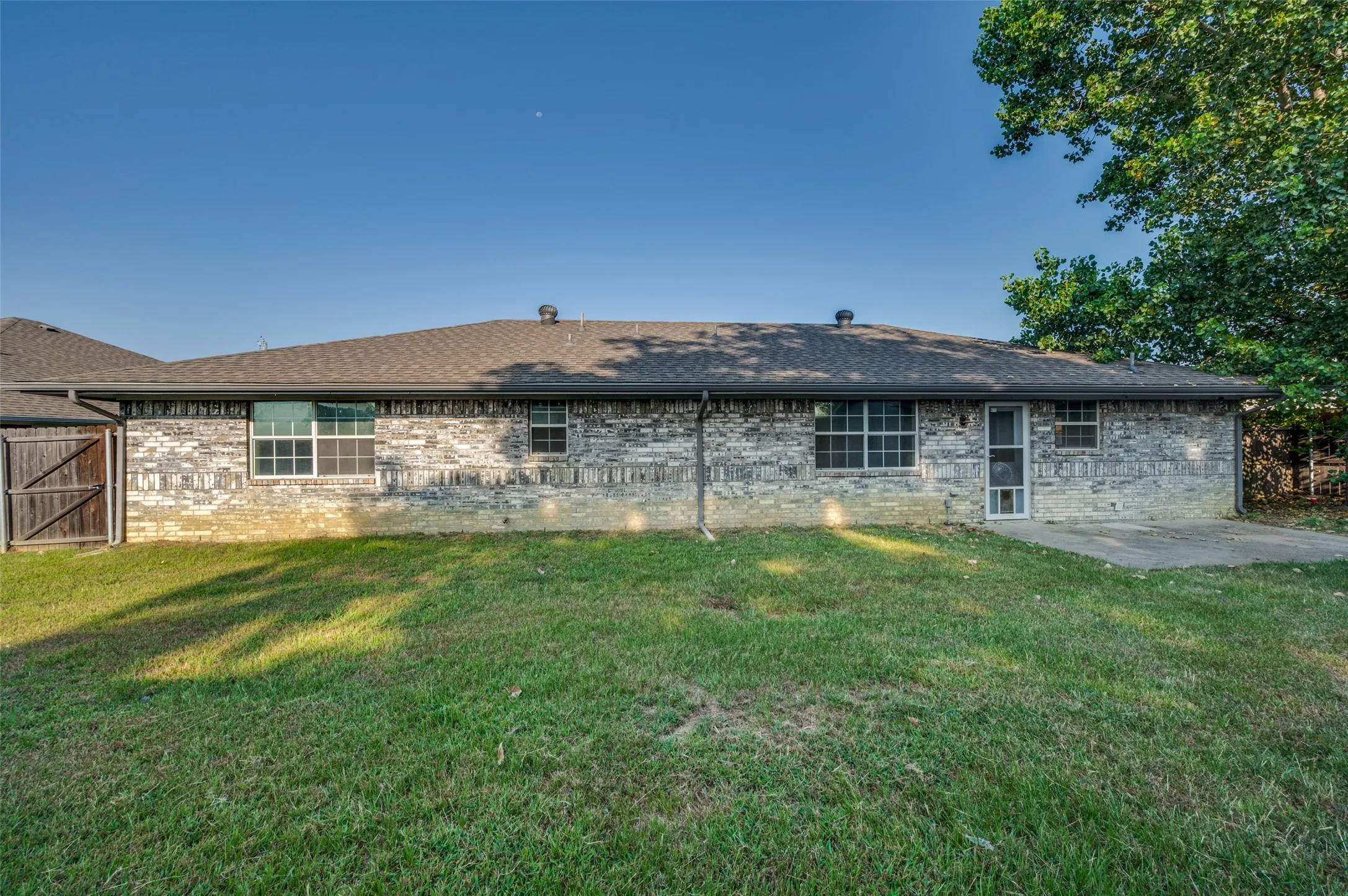 Single Family Residence For Sale in Grayson County , 101 Sara Court, Collinsville, Texas 76233, 3 Bedroom, 2 Bathroom, Garage spaces, 1,502 Sqft, built in 2008, mls#21374602, Real Estate Agent in Collinsville, Homes For Sale in Grayson county, Homes For Sale in Collinsville, Realtor in Collinsville Texas, Real Estate Brokerage Independent Realty Texas, Luminita Cordes Realtor