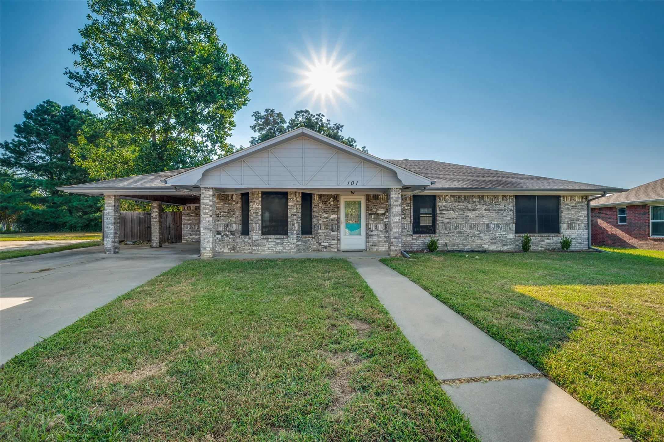 Single Family Residence For Sale in Grayson County , 101 Sara Court, Collinsville, Texas 76233, 3 Bedroom, 2 Bathroom, Garage spaces, 1,502 Sqft, built in 2008, mls#21374602, Real Estate Agent in Collinsville, Homes For Sale in Grayson county, Homes For Sale in Collinsville, Realtor in Collinsville Texas, Real Estate Brokerage Independent Realty Texas, Luminita Cordes Realtor