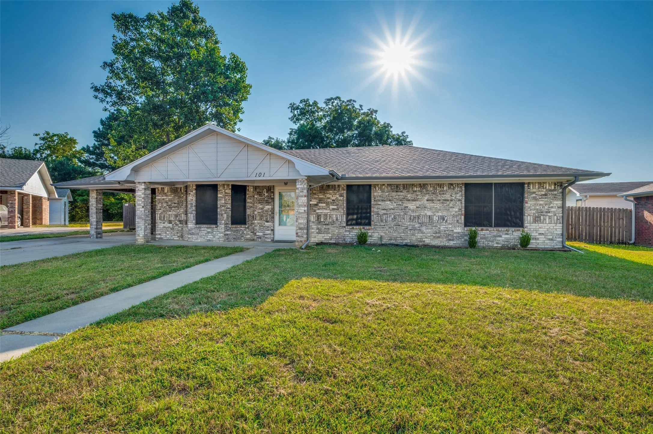Single Family Residence For Sale in Grayson County , 101 Sara Court, Collinsville, Texas 76233, 3 Bedroom, 2 Bathroom, Garage spaces, 1,502 Sqft, built in 2008, mls#21374602, Real Estate Agent in Collinsville, Homes For Sale in Grayson county, Homes For Sale in Collinsville, Realtor in Collinsville Texas, Real Estate Brokerage Independent Realty Texas, Luminita Cordes Realtor