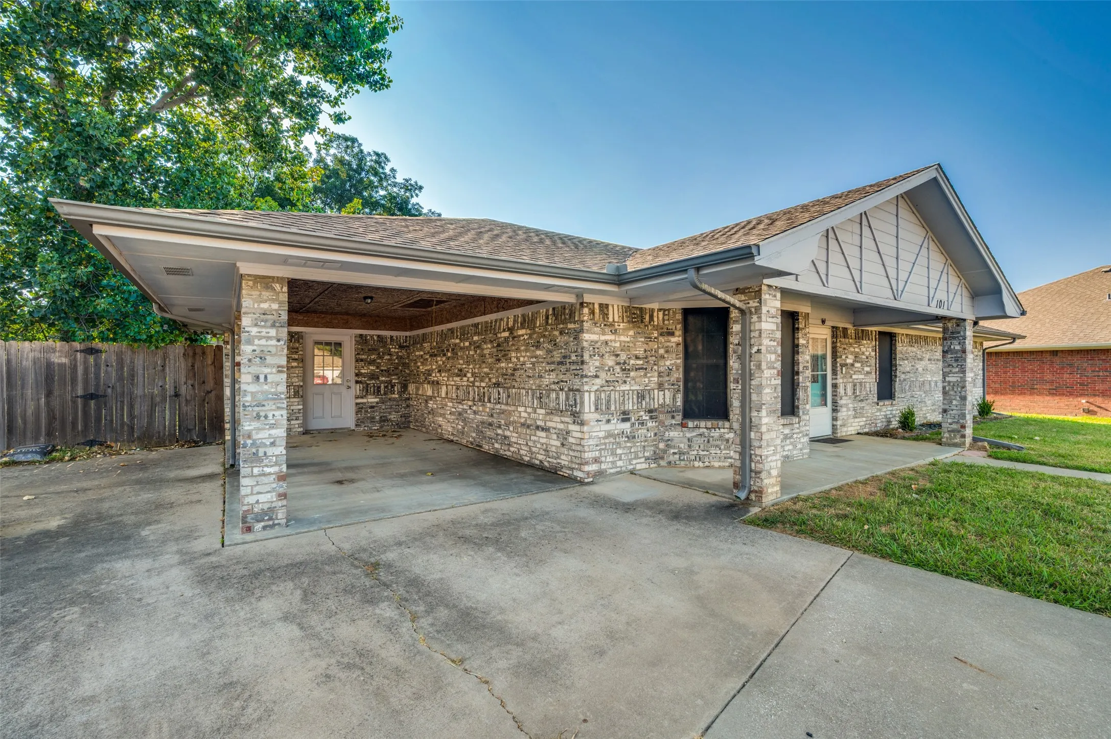 Single Family Residence For Sale in Grayson County , 101 Sara Court, Collinsville, Texas 76233, 3 Bedroom, 2 Bathroom, Garage spaces, 1,502 Sqft, built in 2008, mls#21374602, Real Estate Agent in Collinsville, Homes For Sale in Grayson county, Homes For Sale in Collinsville, Realtor in Collinsville Texas, Real Estate Brokerage Independent Realty Texas, Luminita Cordes Realtor