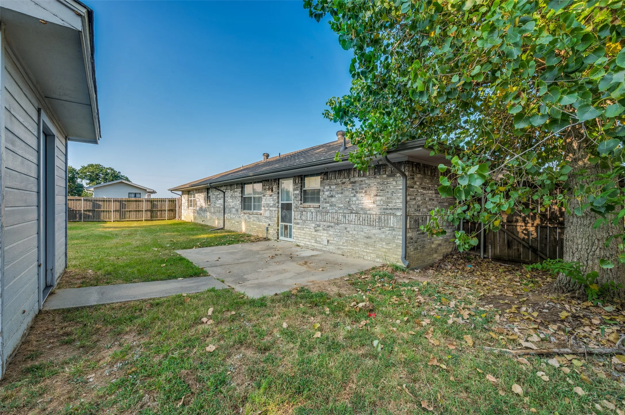 Single Family Residence For Sale in Grayson County , 101 Sara Court, Collinsville, Texas 76233, 3 Bedroom, 2 Bathroom, Garage spaces, 1,502 Sqft, built in 2008, mls#21374602, Real Estate Agent in Collinsville, Homes For Sale in Grayson county, Homes For Sale in Collinsville, Realtor in Collinsville Texas, Real Estate Brokerage Independent Realty Texas, Luminita Cordes Realtor