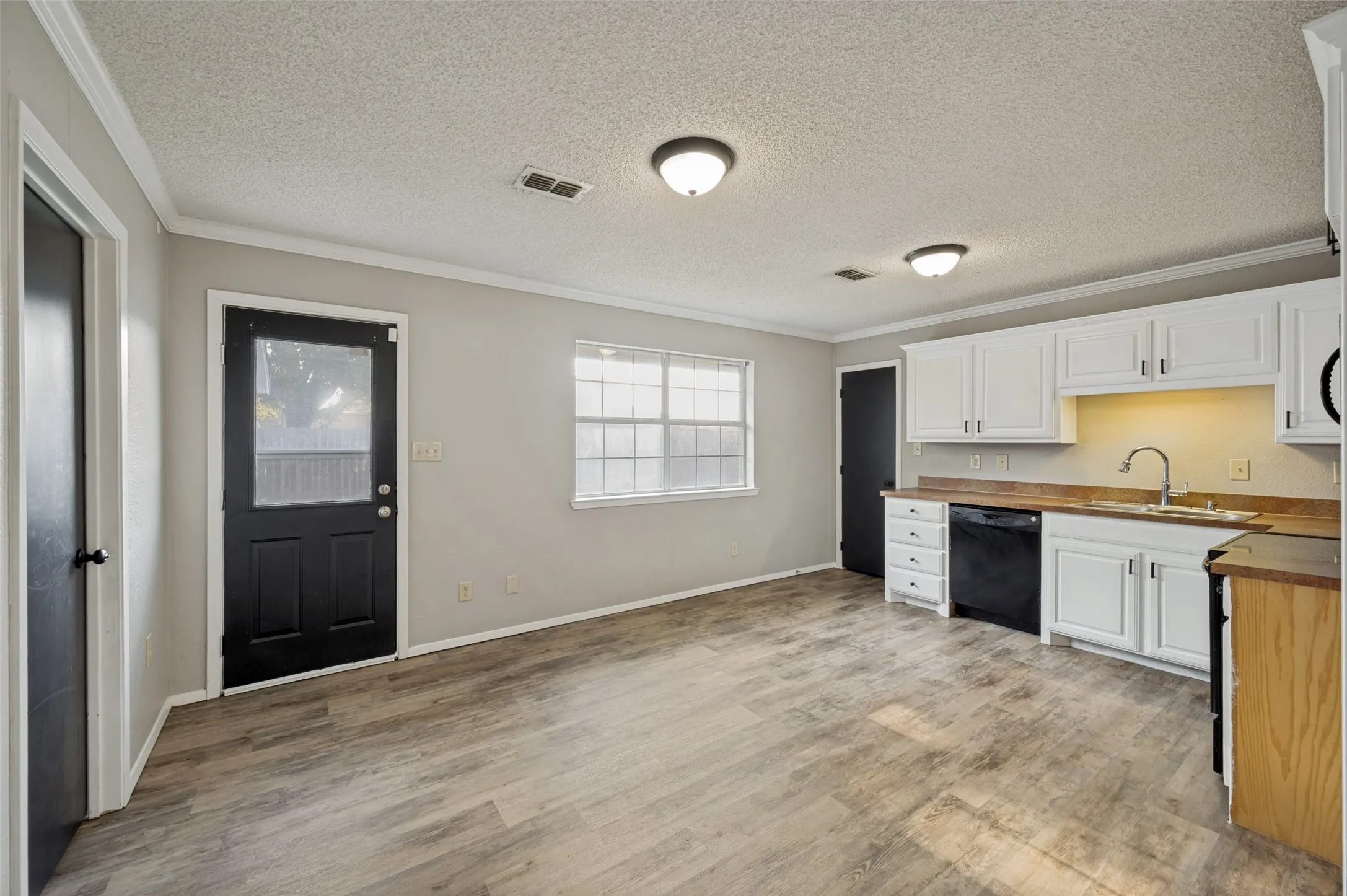Single Family Residence For Sale in Grayson County , 101 Sara Court, Collinsville, Texas 76233, 3 Bedroom, 2 Bathroom, Garage spaces, 1,502 Sqft, built in 2008, mls#21374602, Real Estate Agent in Collinsville, Homes For Sale in Grayson county, Homes For Sale in Collinsville, Realtor in Collinsville Texas, Real Estate Brokerage Independent Realty Texas, Luminita Cordes Realtor