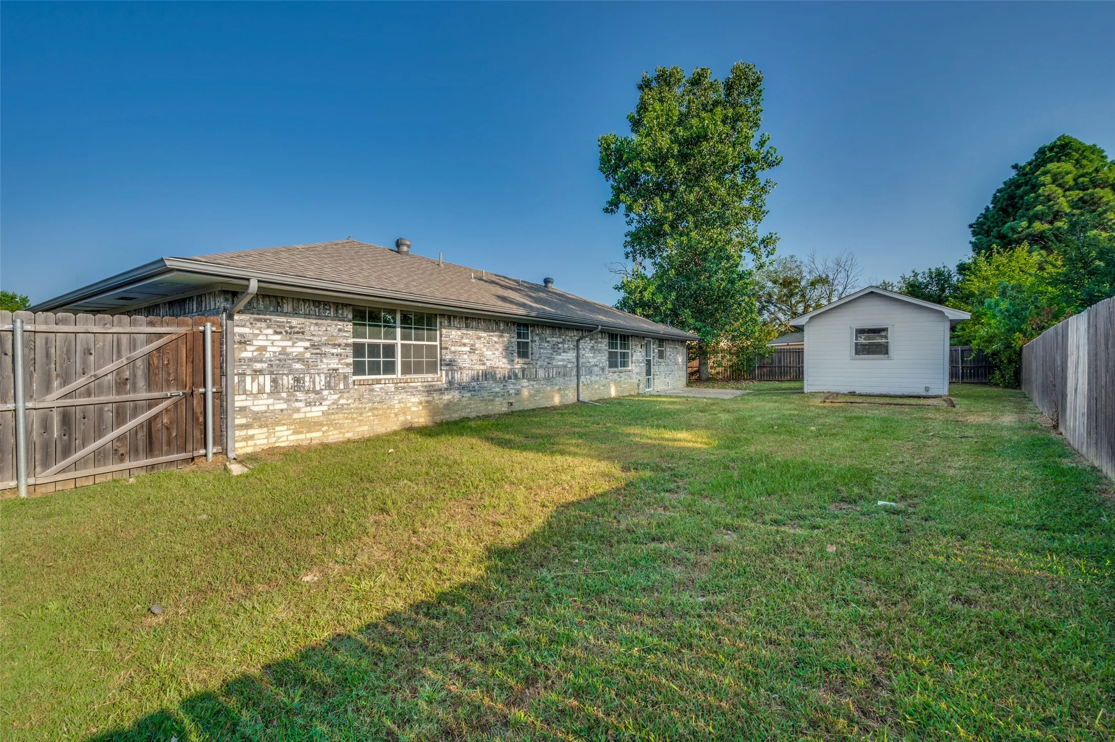 Single Family Residence For Sale in Grayson County , 101 Sara Court, Collinsville, Texas 76233, 3 Bedroom, 2 Bathroom, Garage spaces, 1,502 Sqft, built in 2008, mls#21374602, Real Estate Agent in Collinsville, Homes For Sale in Grayson county, Homes For Sale in Collinsville, Realtor in Collinsville Texas, Real Estate Brokerage Independent Realty Texas, Luminita Cordes Realtor