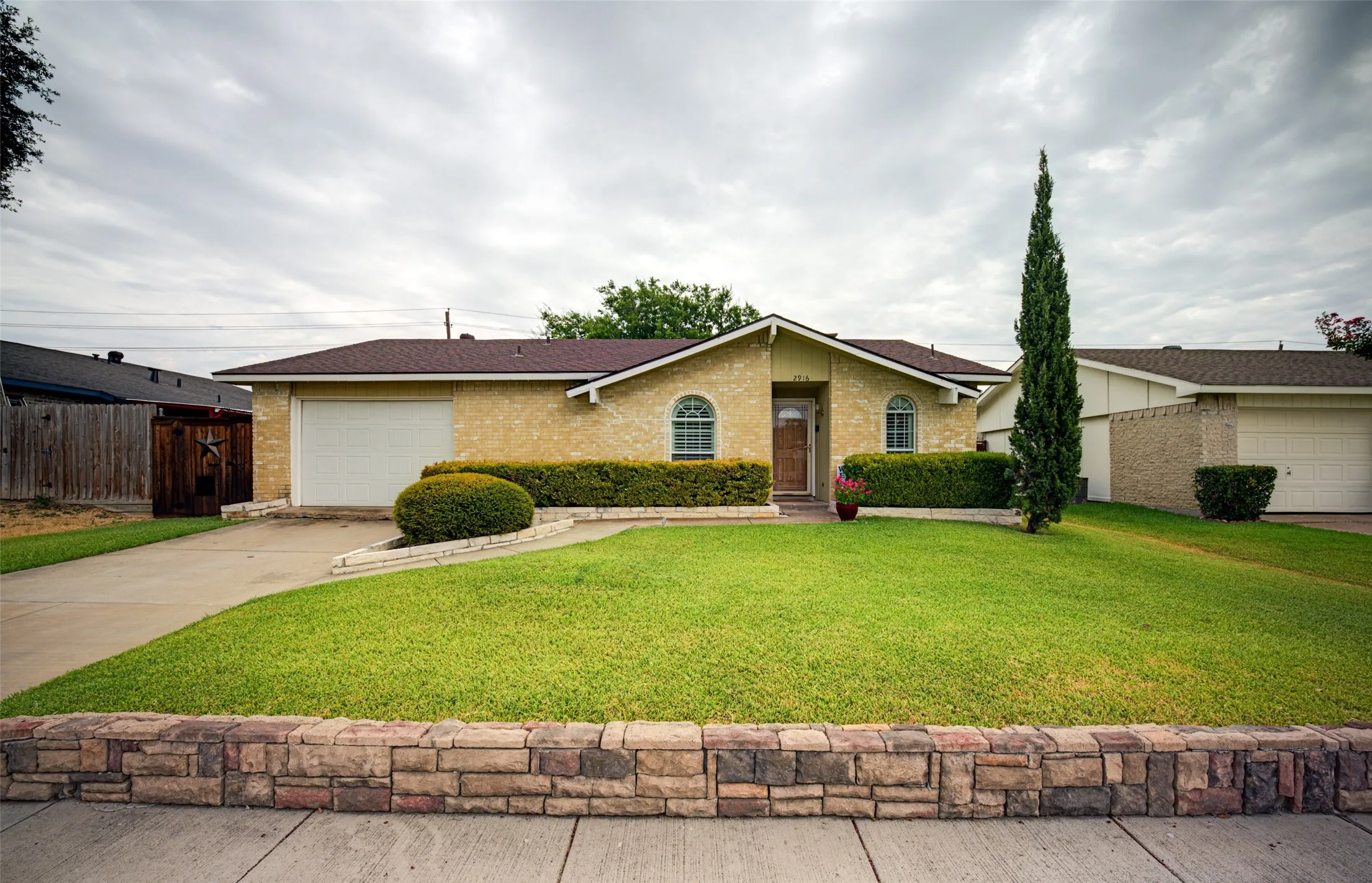 Single Family Residence For Sale in Denton County , 2916 Lockwood Drive, Carrollton, Texas 75007, 3 Bedroom, 2 Bathroom, 1 Garage spaces, 1,264 Sqft, built in 1972, mls#21370298, Real Estate Agent in Carrollton, Homes For Sale in Denton county, Homes For Sale in Carrollton, Realtor in Carrollton Texas, Real Estate Brokerage Independent Realty Texas, Luminita Cordes Realtor
