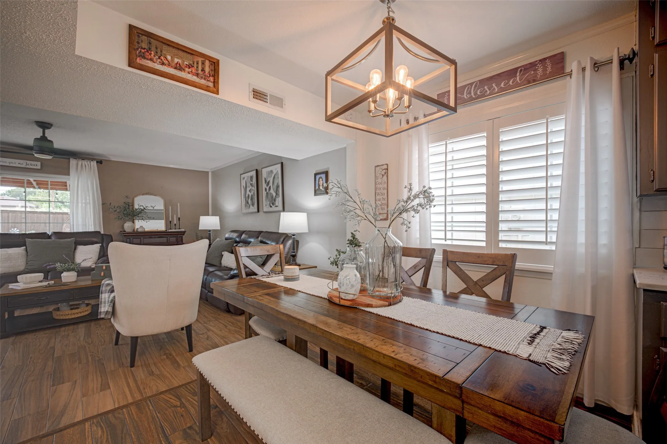 Single Family Residence For Sale in Denton County , 2916 Lockwood Drive, Carrollton, Texas 75007, 3 Bedroom, 2 Bathroom, 1 Garage spaces, 1,264 Sqft, built in 1972, mls#21370298, Real Estate Agent in Carrollton, Homes For Sale in Denton county, Homes For Sale in Carrollton, Realtor in Carrollton Texas, Real Estate Brokerage Independent Realty Texas, Luminita Cordes Realtor