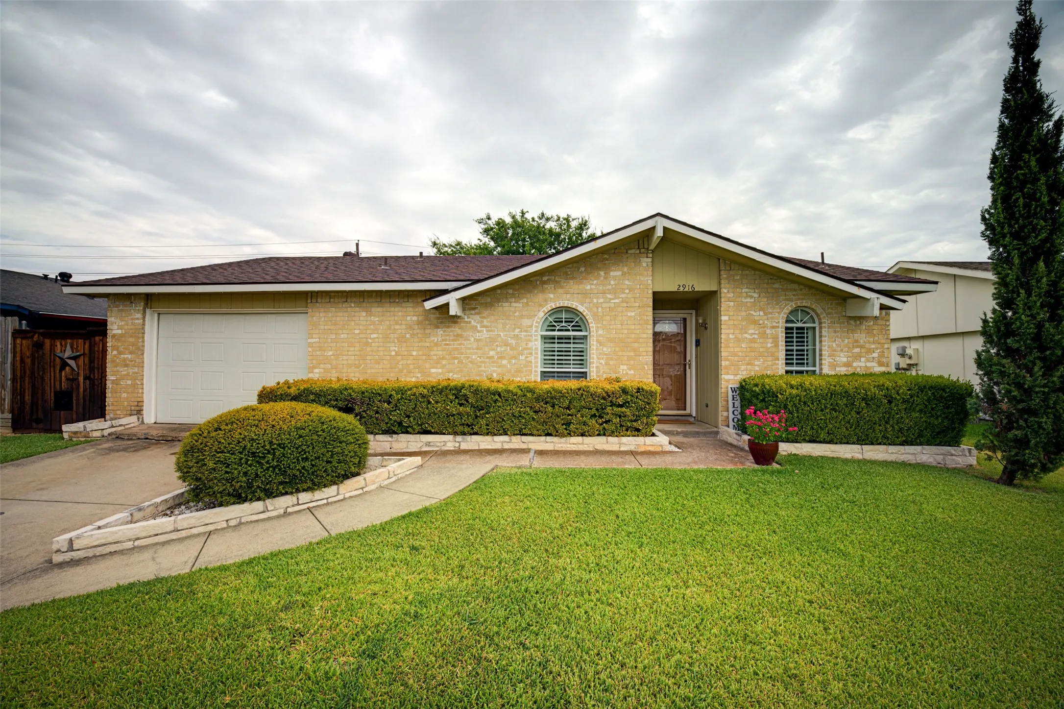 Single Family Residence For Sale in Denton County , 2916 Lockwood Drive, Carrollton, Texas 75007, 3 Bedroom, 2 Bathroom, 1 Garage spaces, 1,264 Sqft, built in 1972, mls#21370298, Real Estate Agent in Carrollton, Homes For Sale in Denton county, Homes For Sale in Carrollton, Realtor in Carrollton Texas, Real Estate Brokerage Independent Realty Texas, Luminita Cordes Realtor