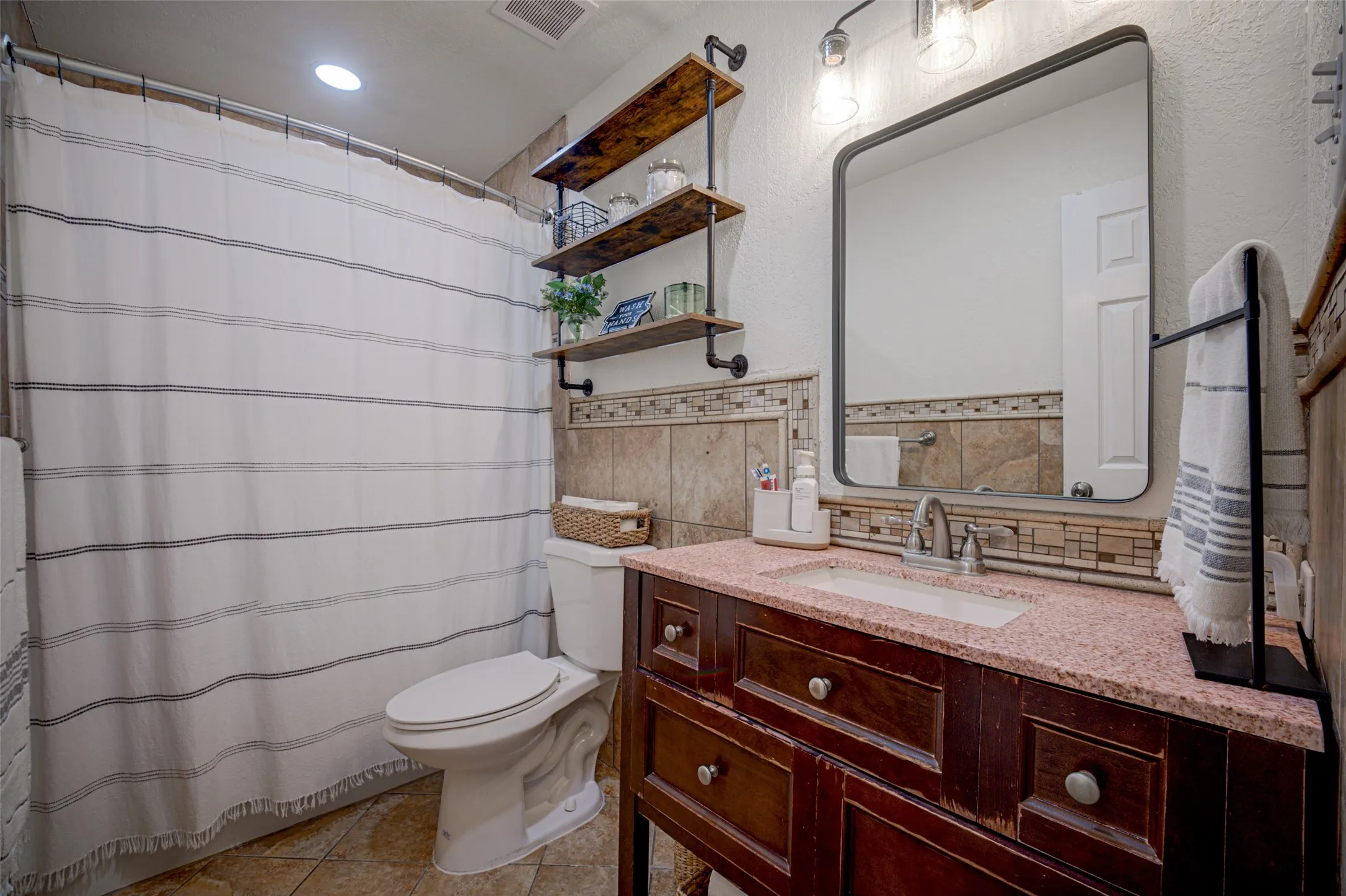 Single Family Residence For Sale in Denton County , 2916 Lockwood Drive, Carrollton, Texas 75007, 3 Bedroom, 2 Bathroom, 1 Garage spaces, 1,264 Sqft, built in 1972, mls#21370298, Real Estate Agent in Carrollton, Homes For Sale in Denton county, Homes For Sale in Carrollton, Realtor in Carrollton Texas, Real Estate Brokerage Independent Realty Texas, Luminita Cordes Realtor