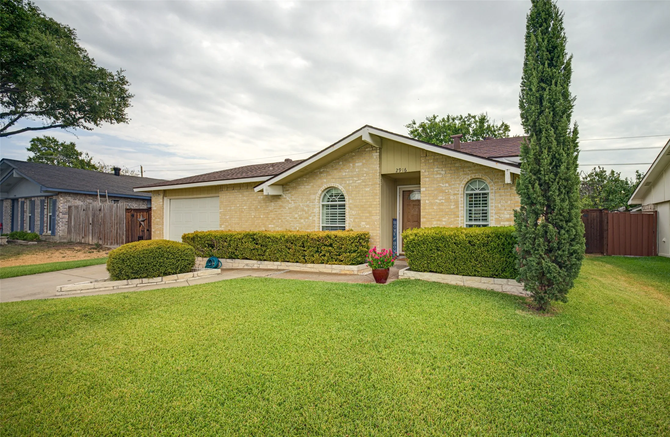 Single Family Residence For Sale in Denton County , 2916 Lockwood Drive, Carrollton, Texas 75007, 3 Bedroom, 2 Bathroom, 1 Garage spaces, 1,264 Sqft, built in 1972, mls#21370298, Real Estate Agent in Carrollton, Homes For Sale in Denton county, Homes For Sale in Carrollton, Realtor in Carrollton Texas, Real Estate Brokerage Independent Realty Texas, Luminita Cordes Realtor