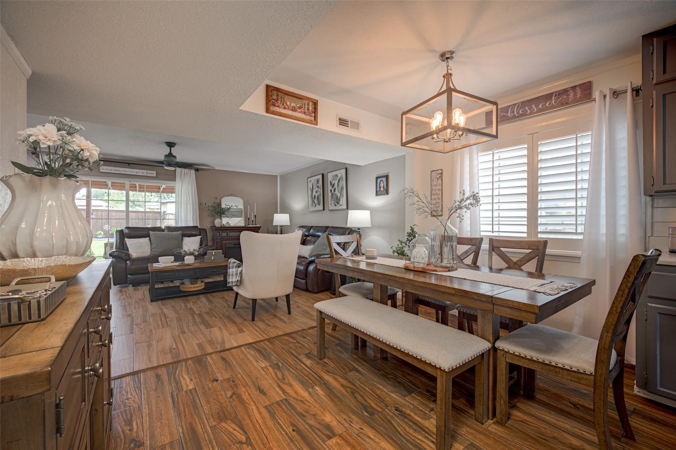 Single Family Residence For Sale in Denton County , 2916 Lockwood Drive, Carrollton, Texas 75007, 3 Bedroom, 2 Bathroom, 1 Garage spaces, 1,264 Sqft, built in 1972, mls#21370298, Real Estate Agent in Carrollton, Homes For Sale in Denton county, Homes For Sale in Carrollton, Realtor in Carrollton Texas, Real Estate Brokerage Independent Realty Texas, Luminita Cordes Realtor