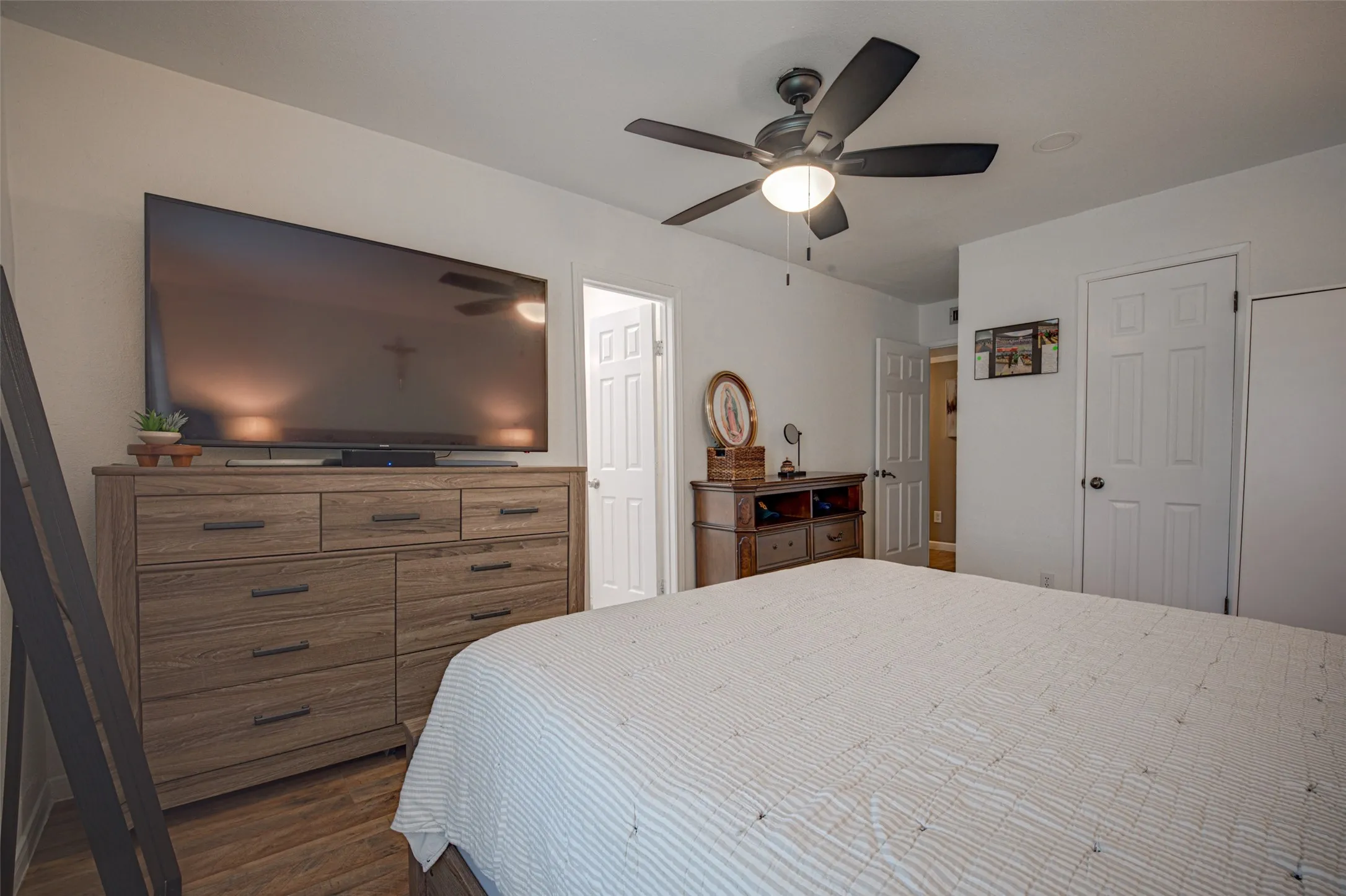 Single Family Residence For Sale in Denton County , 2916 Lockwood Drive, Carrollton, Texas 75007, 3 Bedroom, 2 Bathroom, 1 Garage spaces, 1,264 Sqft, built in 1972, mls#21370298, Real Estate Agent in Carrollton, Homes For Sale in Denton county, Homes For Sale in Carrollton, Realtor in Carrollton Texas, Real Estate Brokerage Independent Realty Texas, Luminita Cordes Realtor