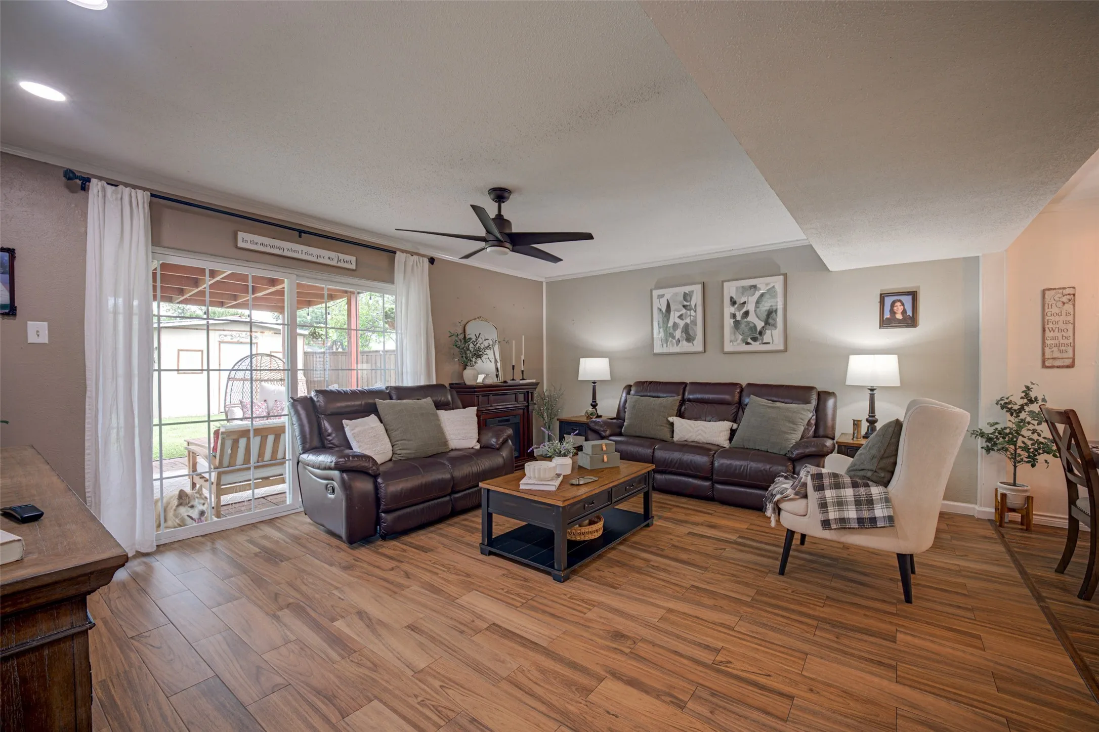 Single Family Residence For Sale in Denton County , 2916 Lockwood Drive, Carrollton, Texas 75007, 3 Bedroom, 2 Bathroom, 1 Garage spaces, 1,264 Sqft, built in 1972, mls#21370298, Real Estate Agent in Carrollton, Homes For Sale in Denton county, Homes For Sale in Carrollton, Realtor in Carrollton Texas, Real Estate Brokerage Independent Realty Texas, Luminita Cordes Realtor