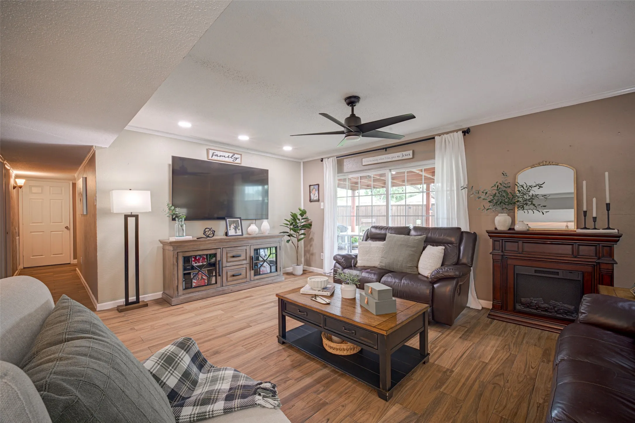 Single Family Residence For Sale in Denton County , 2916 Lockwood Drive, Carrollton, Texas 75007, 3 Bedroom, 2 Bathroom, 1 Garage spaces, 1,264 Sqft, built in 1972, mls#21370298, Real Estate Agent in Carrollton, Homes For Sale in Denton county, Homes For Sale in Carrollton, Realtor in Carrollton Texas, Real Estate Brokerage Independent Realty Texas, Luminita Cordes Realtor