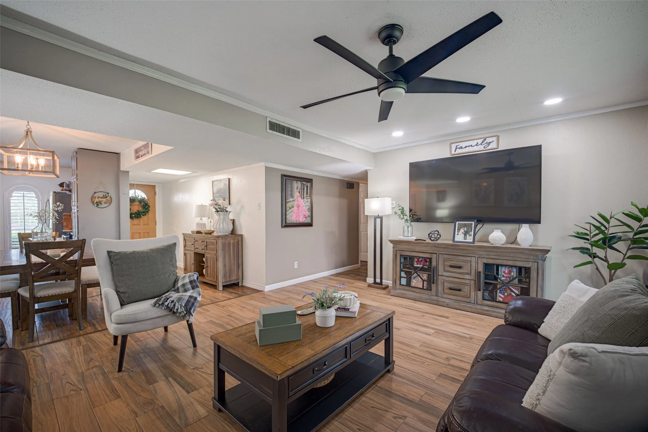 Single Family Residence For Sale in Denton County , 2916 Lockwood Drive, Carrollton, Texas 75007, 3 Bedroom, 2 Bathroom, 1 Garage spaces, 1,264 Sqft, built in 1972, mls#21370298, Real Estate Agent in Carrollton, Homes For Sale in Denton county, Homes For Sale in Carrollton, Realtor in Carrollton Texas, Real Estate Brokerage Independent Realty Texas, Luminita Cordes Realtor