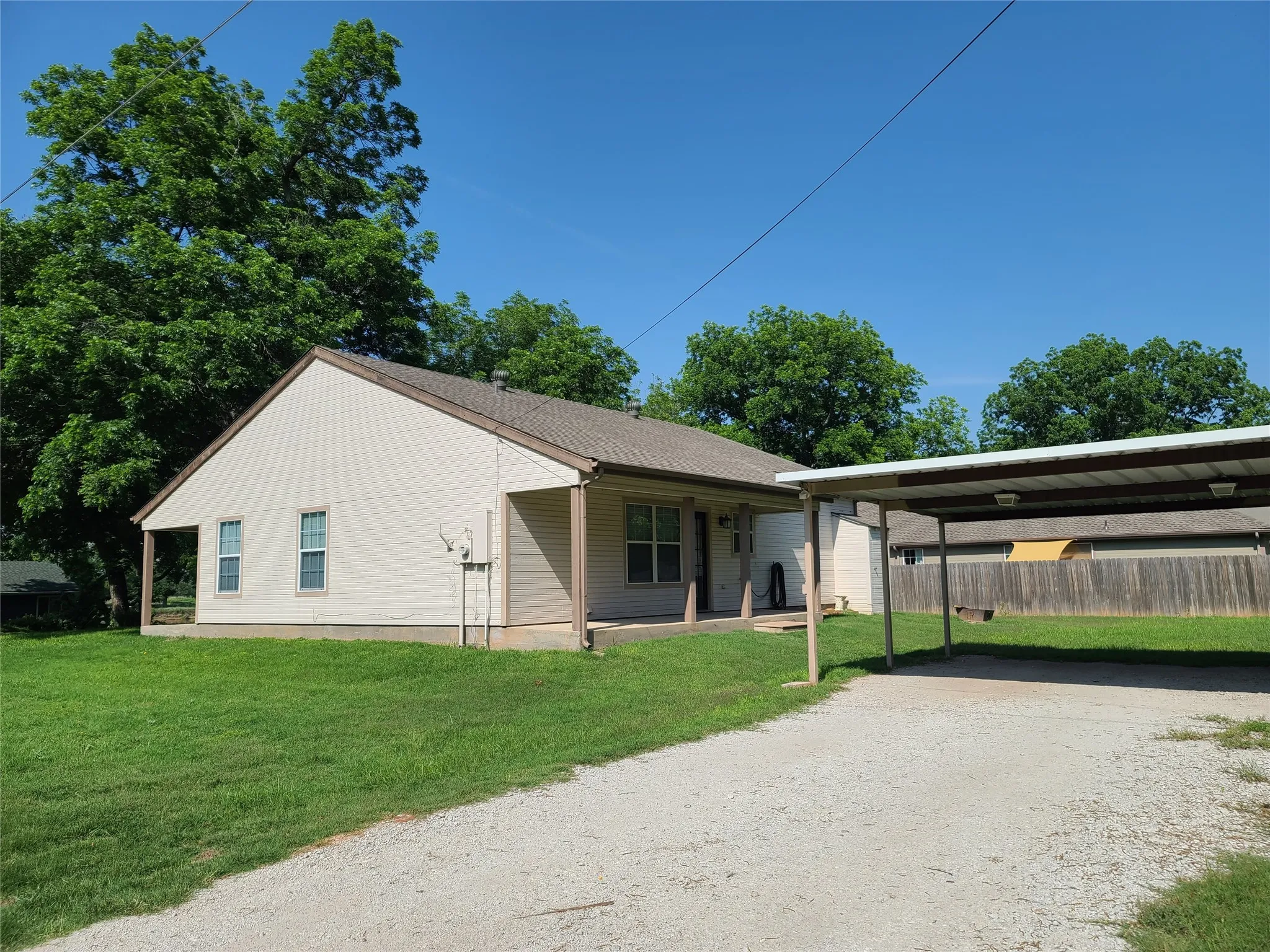 Single Family Residence For Rent in Parker County , 210 E El Camino Real, Weatherford, Texas 76087, 3 Bedroom, 2 Bathroom, Garage spaces, 1,290 Sqft, built in 2006, mls#21374124, Real Estate Agent in Weatherford, Homes For Rent in Parker county, Homes For Rent in Weatherford, Realtor in Weatherford Texas, Real Estate Brokerage Independent Realty Texas, Luminita Cordes Realtor