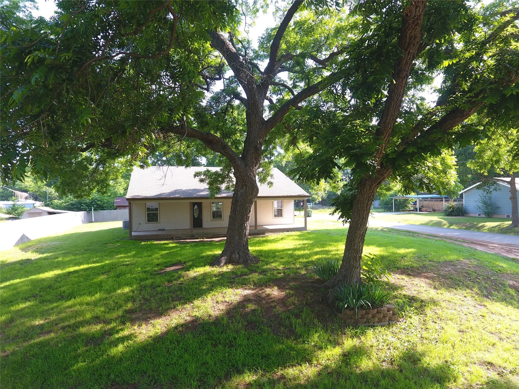 Single Family Residence For Rent in Parker County , 210 E El Camino Real, Weatherford, Texas 76087, 3 Bedroom, 2 Bathroom, Garage spaces, 1,290 Sqft, built in 2006, mls#21374124, Real Estate Agent in Weatherford, Homes For Rent in Parker county, Homes For Rent in Weatherford, Realtor in Weatherford Texas, Real Estate Brokerage Independent Realty Texas, Luminita Cordes Realtor