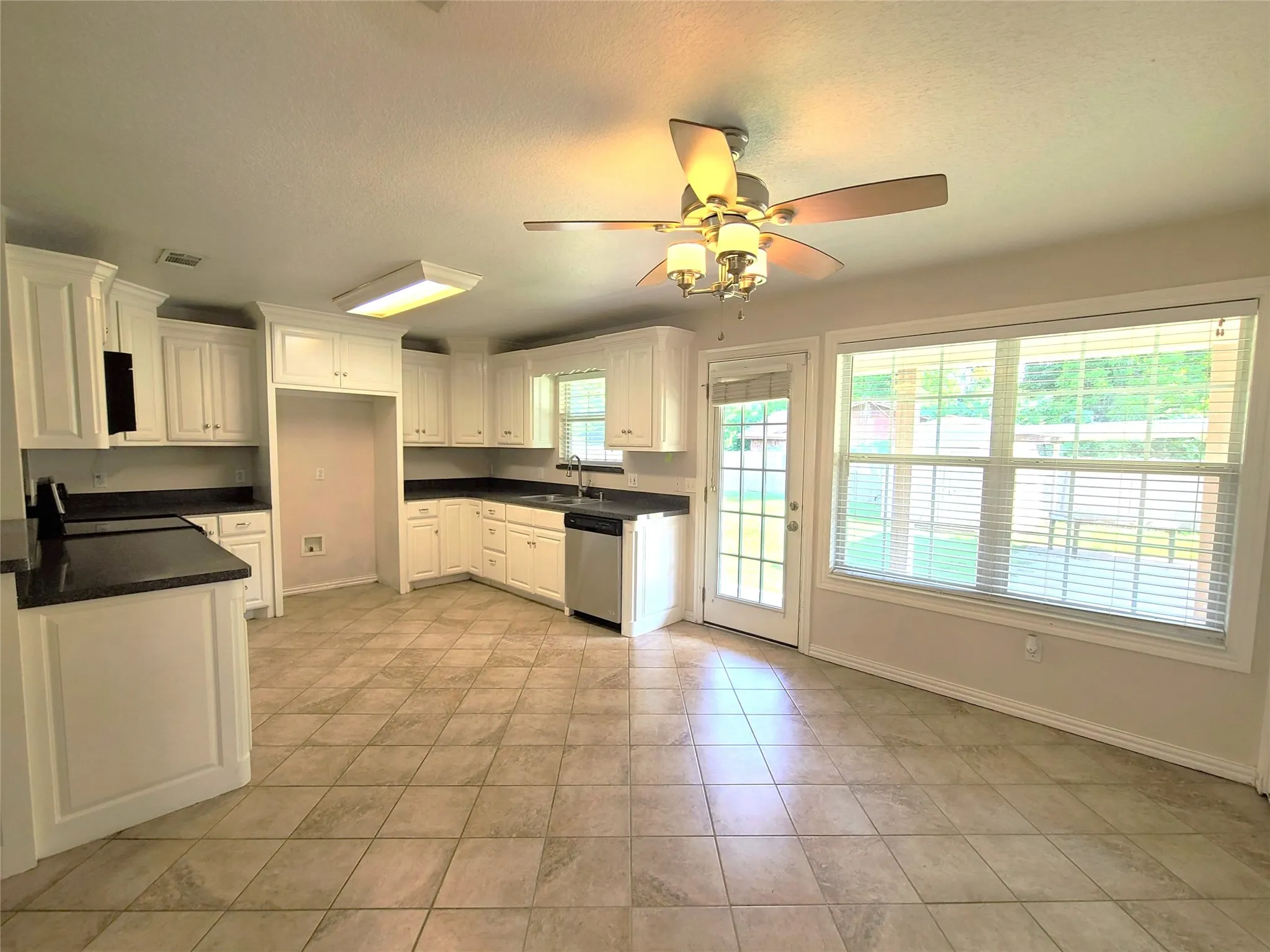 Single Family Residence For Rent in Parker County , 210 E El Camino Real, Weatherford, Texas 76087, 3 Bedroom, 2 Bathroom, Garage spaces, 1,290 Sqft, built in 2006, mls#21374124, Real Estate Agent in Weatherford, Homes For Rent in Parker county, Homes For Rent in Weatherford, Realtor in Weatherford Texas, Real Estate Brokerage Independent Realty Texas, Luminita Cordes Realtor