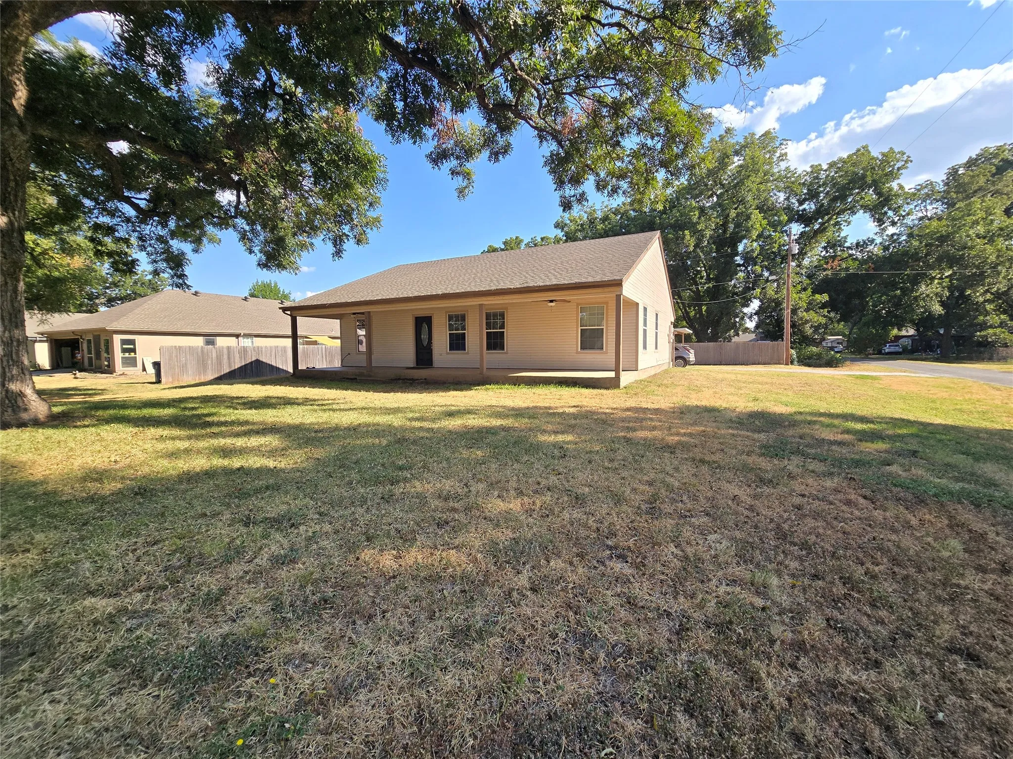 Single Family Residence For Rent in Parker County , 210 E El Camino Real, Weatherford, Texas 76087, 3 Bedroom, 2 Bathroom, Garage spaces, 1,290 Sqft, built in 2006, mls#21374124, Real Estate Agent in Weatherford, Homes For Rent in Parker county, Homes For Rent in Weatherford, Realtor in Weatherford Texas, Real Estate Brokerage Independent Realty Texas, Luminita Cordes Realtor