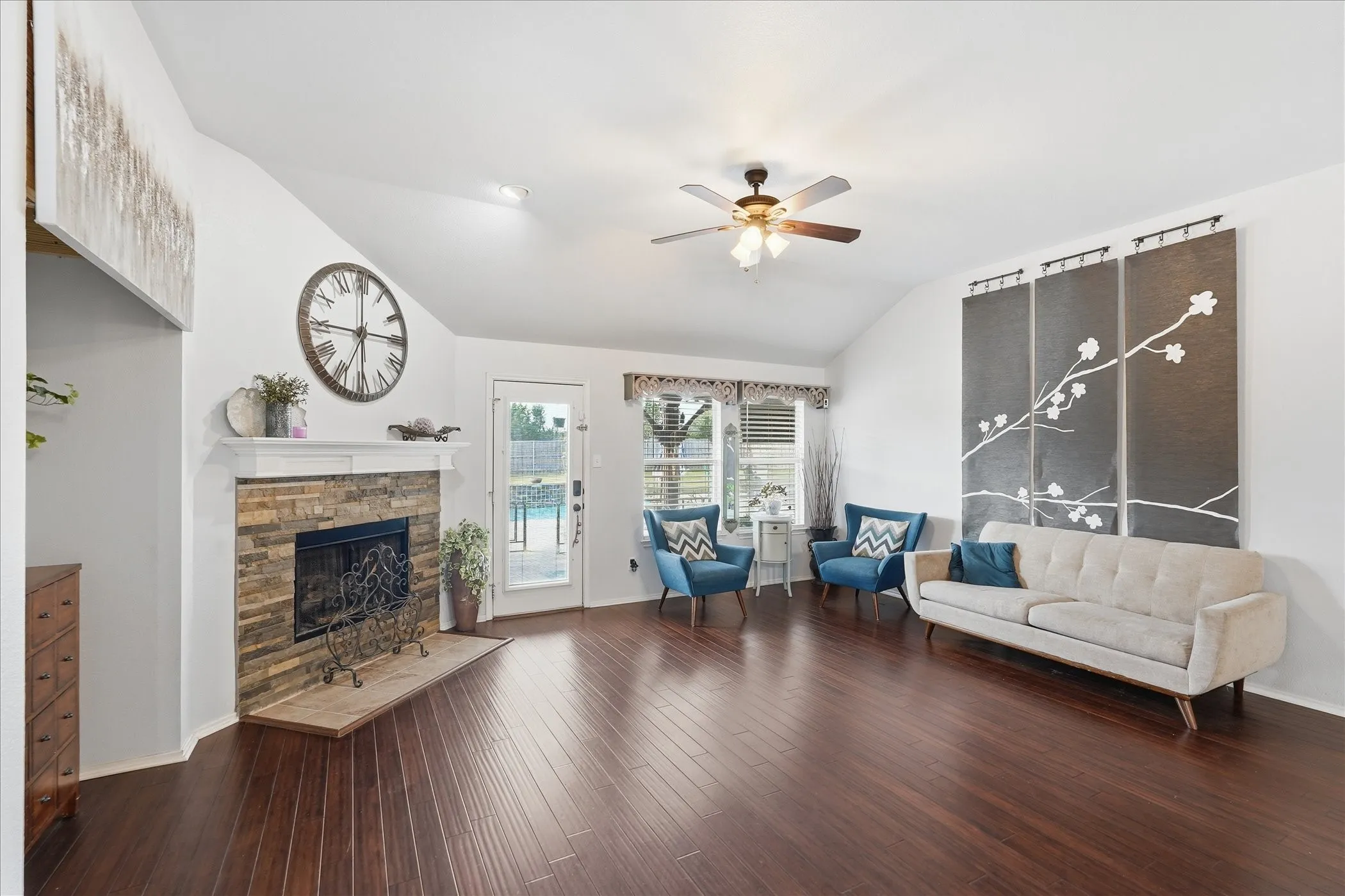 Single Family Residence For Sale in Rockwall County , 114 Clydesdale Drive, Fate, Texas 75087, 5 Bedroom, 3 Bathroom, 3 Garage spaces, 2,492 Sqft, built in 2003, mls#21374010, Real Estate Agent in Fate, Homes For Sale in Rockwall county, Homes For Sale in Fate, Realtor in Fate Texas, Real Estate Brokerage Independent Realty Texas, Luminita Cordes Realtor