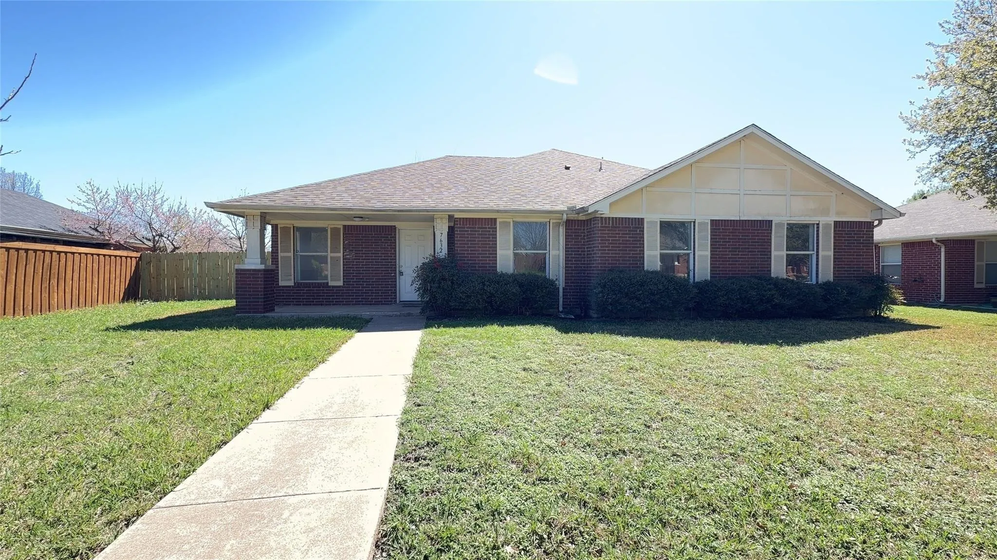 Single Family Residence For Rent in Dallas County , 7632 Livvie Meador Lane, Dallas, Texas 75227, 4 Bedroom, 2 Bathroom, 2 Garage spaces, 1,719 Sqft, built in 2001, mls#21374627, Real Estate Agent in Dallas, Homes For Rent in Dallas county, Homes For Rent in Dallas, Realtor in Dallas Texas, Real Estate Brokerage Independent Realty Texas, Luminita Cordes Realtor