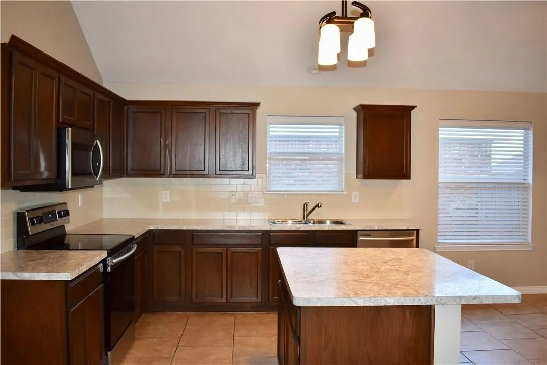 Single Family Residence For Rent in Tarrant County , 6245 Trinity Creek Drive, Fort Worth, Texas 76179, 3 Bedroom, 2 Bathroom, 2 Garage spaces, 1,770 Sqft, built in 2005, mls#21374478, Real Estate Agent in Fort Worth, Homes For Rent in Tarrant county, Homes For Rent in Fort Worth, Realtor in Fort Worth Texas, Real Estate Brokerage Independent Realty Texas, Luminita Cordes Realtor