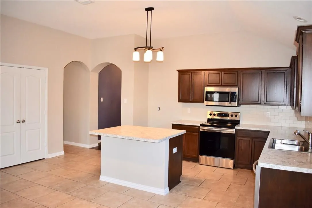 Single Family Residence For Rent in Tarrant County , 6245 Trinity Creek Drive, Fort Worth, Texas 76179, 3 Bedroom, 2 Bathroom, 2 Garage spaces, 1,770 Sqft, built in 2005, mls#21374478, Real Estate Agent in Fort Worth, Homes For Rent in Tarrant county, Homes For Rent in Fort Worth, Realtor in Fort Worth Texas, Real Estate Brokerage Independent Realty Texas, Luminita Cordes Realtor