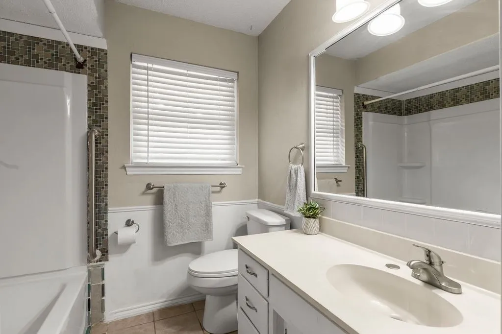 Single Family Residence For Sale in Van Zandt County , 126 Private Road 6080, Mabank, Texas 75147, 3 Bedroom, 2 Bathroom, 2 Garage spaces, 1,907 Sqft, built in 1980, mls#21367727, Real Estate Agent in Mabank, Homes For Sale in Van Zandt county, Homes For Sale in Mabank, Realtor in Mabank Texas, Real Estate Brokerage Independent Realty Texas, Luminita Cordes Realtor