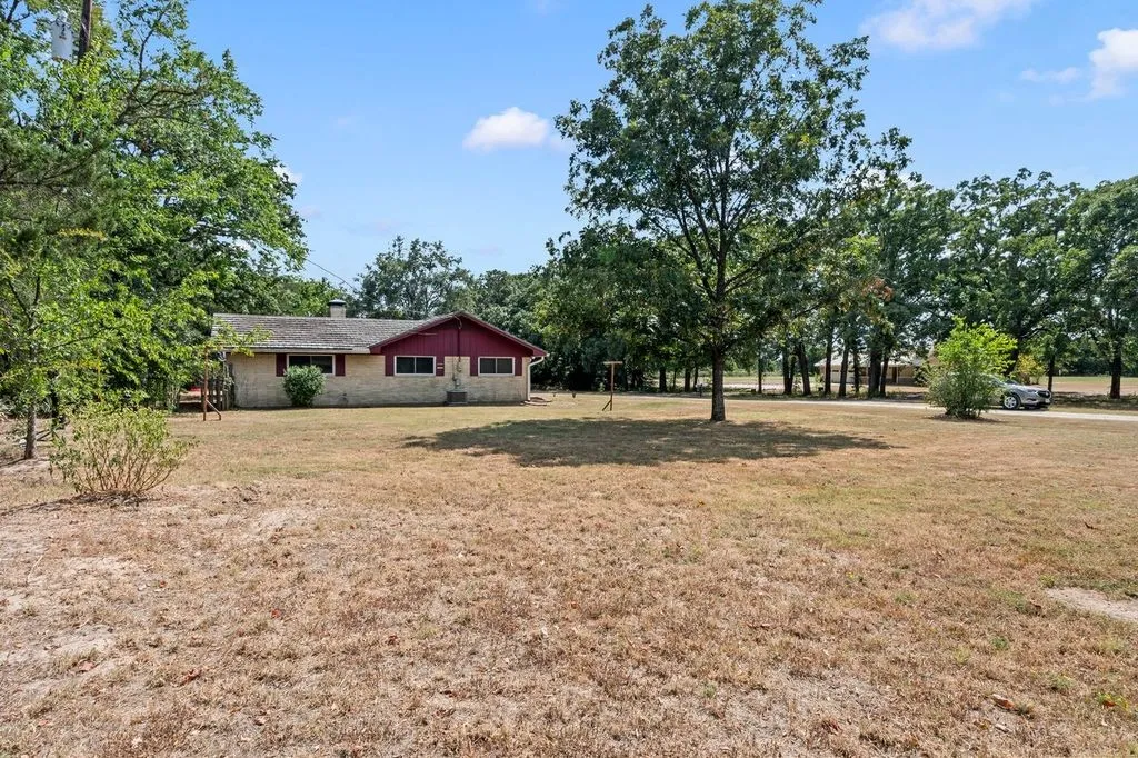 Single Family Residence For Sale in Van Zandt County , 126 Private Road 6080, Mabank, Texas 75147, 3 Bedroom, 2 Bathroom, 2 Garage spaces, 1,907 Sqft, built in 1980, mls#21367727, Real Estate Agent in Mabank, Homes For Sale in Van Zandt county, Homes For Sale in Mabank, Realtor in Mabank Texas, Real Estate Brokerage Independent Realty Texas, Luminita Cordes Realtor