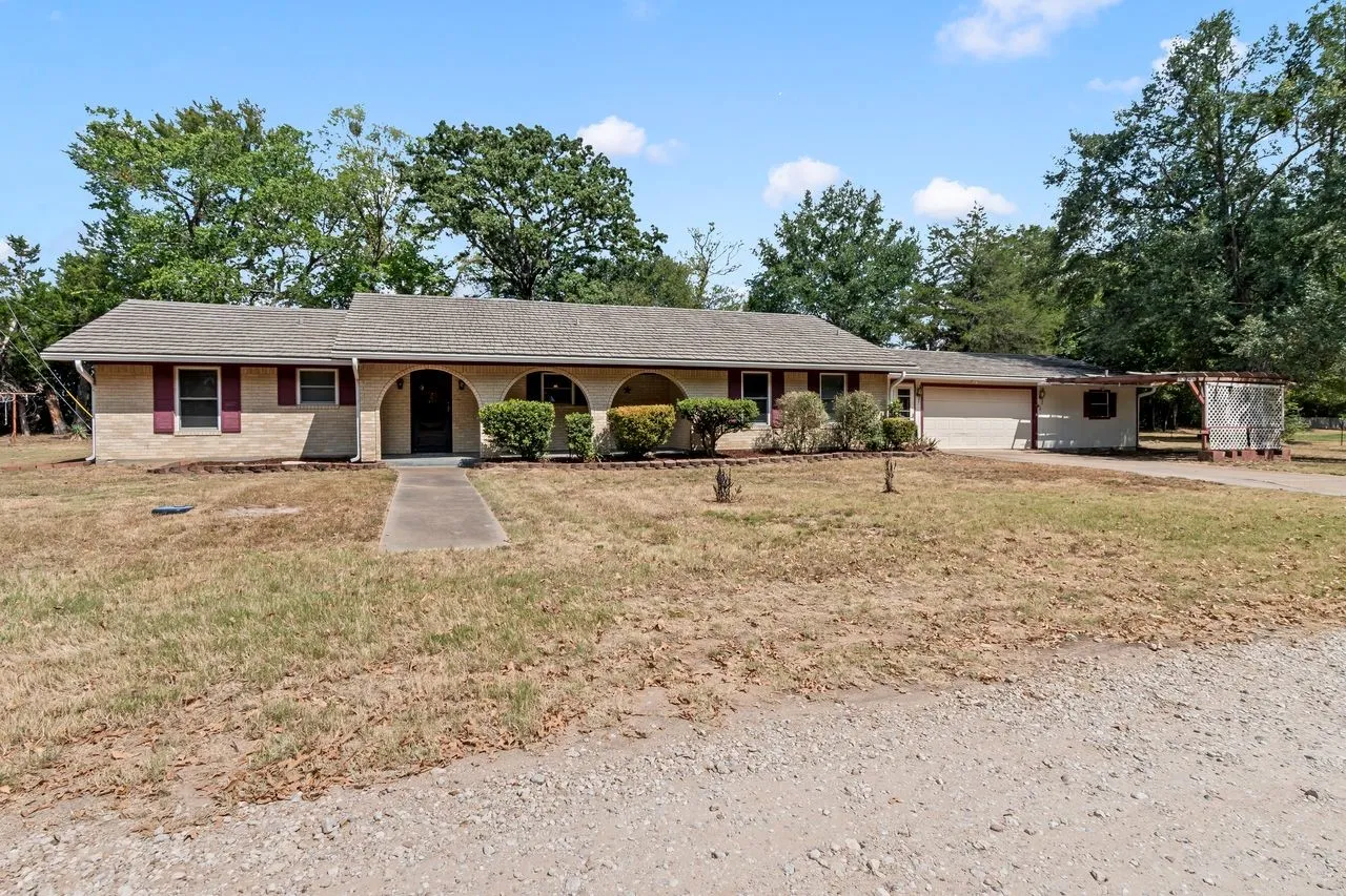 Single Family Residence For Sale in Van Zandt County , 126 Private Road 6080, Mabank, Texas 75147, 3 Bedroom, 2 Bathroom, 2 Garage spaces, 1,907 Sqft, built in 1980, mls#21367727, Real Estate Agent in Mabank, Homes For Sale in Van Zandt county, Homes For Sale in Mabank, Realtor in Mabank Texas, Real Estate Brokerage Independent Realty Texas, Luminita Cordes Realtor