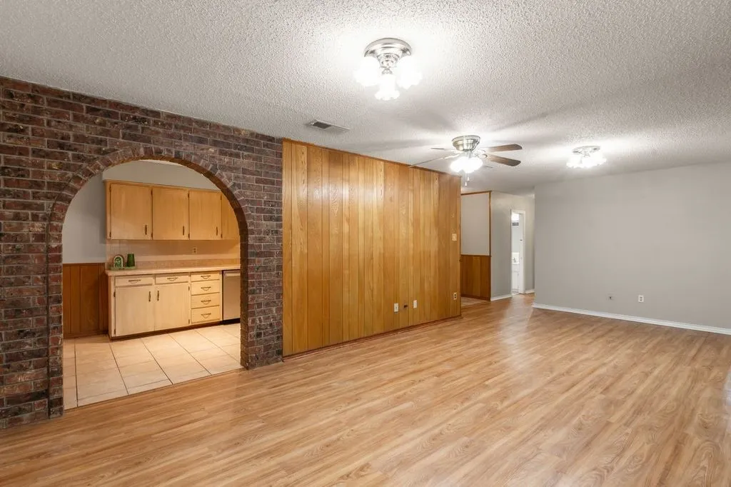 Single Family Residence For Sale in Van Zandt County , 126 Private Road 6080, Mabank, Texas 75147, 3 Bedroom, 2 Bathroom, 2 Garage spaces, 1,907 Sqft, built in 1980, mls#21367727, Real Estate Agent in Mabank, Homes For Sale in Van Zandt county, Homes For Sale in Mabank, Realtor in Mabank Texas, Real Estate Brokerage Independent Realty Texas, Luminita Cordes Realtor