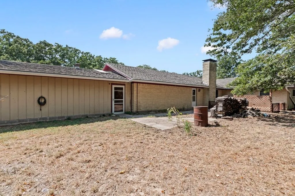 Single Family Residence For Sale in Van Zandt County , 126 Private Road 6080, Mabank, Texas 75147, 3 Bedroom, 2 Bathroom, 2 Garage spaces, 1,907 Sqft, built in 1980, mls#21367727, Real Estate Agent in Mabank, Homes For Sale in Van Zandt county, Homes For Sale in Mabank, Realtor in Mabank Texas, Real Estate Brokerage Independent Realty Texas, Luminita Cordes Realtor