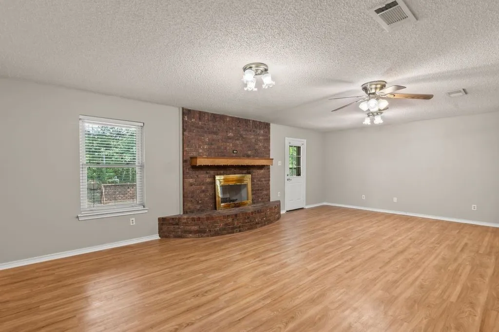 Single Family Residence For Sale in Van Zandt County , 126 Private Road 6080, Mabank, Texas 75147, 3 Bedroom, 2 Bathroom, 2 Garage spaces, 1,907 Sqft, built in 1980, mls#21367727, Real Estate Agent in Mabank, Homes For Sale in Van Zandt county, Homes For Sale in Mabank, Realtor in Mabank Texas, Real Estate Brokerage Independent Realty Texas, Luminita Cordes Realtor