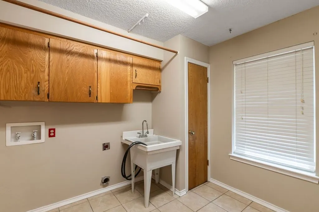 Single Family Residence For Sale in Van Zandt County , 126 Private Road 6080, Mabank, Texas 75147, 3 Bedroom, 2 Bathroom, 2 Garage spaces, 1,907 Sqft, built in 1980, mls#21367727, Real Estate Agent in Mabank, Homes For Sale in Van Zandt county, Homes For Sale in Mabank, Realtor in Mabank Texas, Real Estate Brokerage Independent Realty Texas, Luminita Cordes Realtor