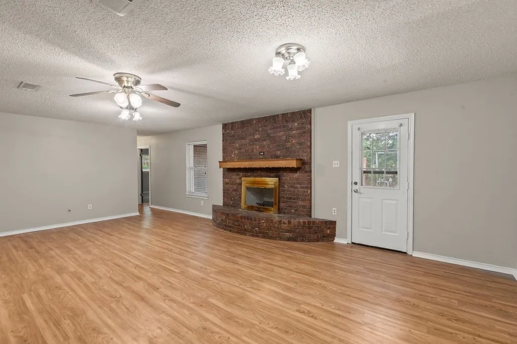 Single Family Residence For Sale in Van Zandt County , 126 Private Road 6080, Mabank, Texas 75147, 3 Bedroom, 2 Bathroom, 2 Garage spaces, 1,907 Sqft, built in 1980, mls#21367727, Real Estate Agent in Mabank, Homes For Sale in Van Zandt county, Homes For Sale in Mabank, Realtor in Mabank Texas, Real Estate Brokerage Independent Realty Texas, Luminita Cordes Realtor