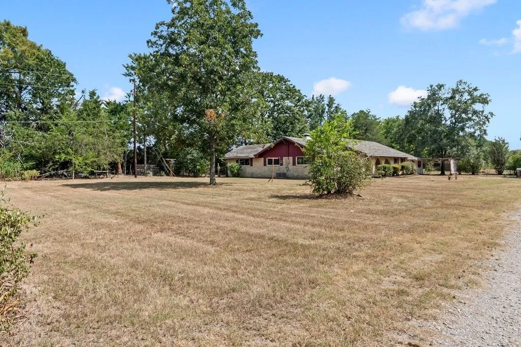 Single Family Residence For Sale in Van Zandt County , 126 Private Road 6080, Mabank, Texas 75147, 3 Bedroom, 2 Bathroom, 2 Garage spaces, 1,907 Sqft, built in 1980, mls#21367727, Real Estate Agent in Mabank, Homes For Sale in Van Zandt county, Homes For Sale in Mabank, Realtor in Mabank Texas, Real Estate Brokerage Independent Realty Texas, Luminita Cordes Realtor