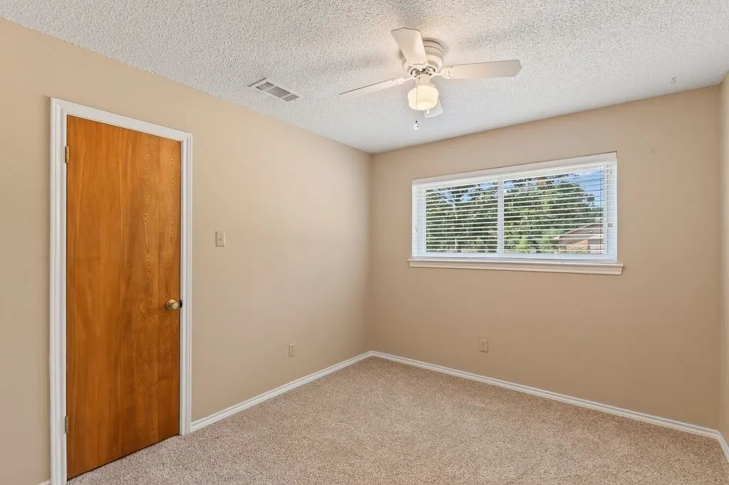 Single Family Residence For Sale in Van Zandt County , 126 Private Road 6080, Mabank, Texas 75147, 3 Bedroom, 2 Bathroom, 2 Garage spaces, 1,907 Sqft, built in 1980, mls#21367727, Real Estate Agent in Mabank, Homes For Sale in Van Zandt county, Homes For Sale in Mabank, Realtor in Mabank Texas, Real Estate Brokerage Independent Realty Texas, Luminita Cordes Realtor