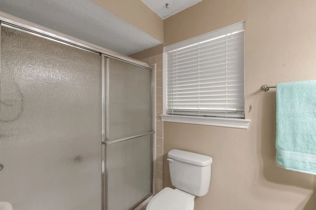 Single Family Residence For Sale in Van Zandt County , 126 Private Road 6080, Mabank, Texas 75147, 3 Bedroom, 2 Bathroom, 2 Garage spaces, 1,907 Sqft, built in 1980, mls#21367727, Real Estate Agent in Mabank, Homes For Sale in Van Zandt county, Homes For Sale in Mabank, Realtor in Mabank Texas, Real Estate Brokerage Independent Realty Texas, Luminita Cordes Realtor
