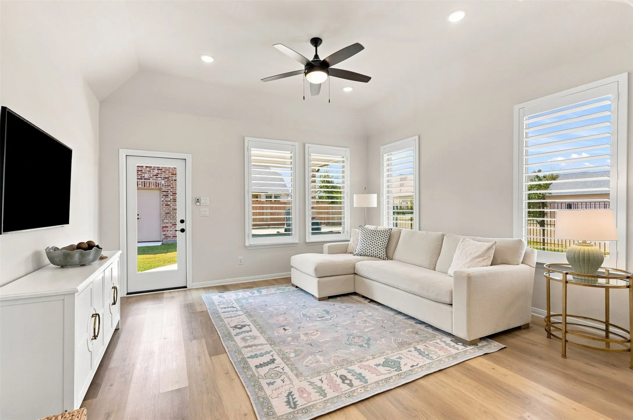 Single Family Residence For Sale in Grayson County , 1829 Temple Hills, Van Alstyne, Texas 75495, 4 Bedroom, 4 Bathroom, 2 Garage spaces, 2,582 Sqft, built in 2022, mls#21373114, Real Estate Agent in Van Alstyne, Homes For Sale in Grayson county, Homes For Sale in Van Alstyne, Realtor in Van Alstyne Texas, Real Estate Brokerage Independent Realty Texas, Luminita Cordes Realtor
