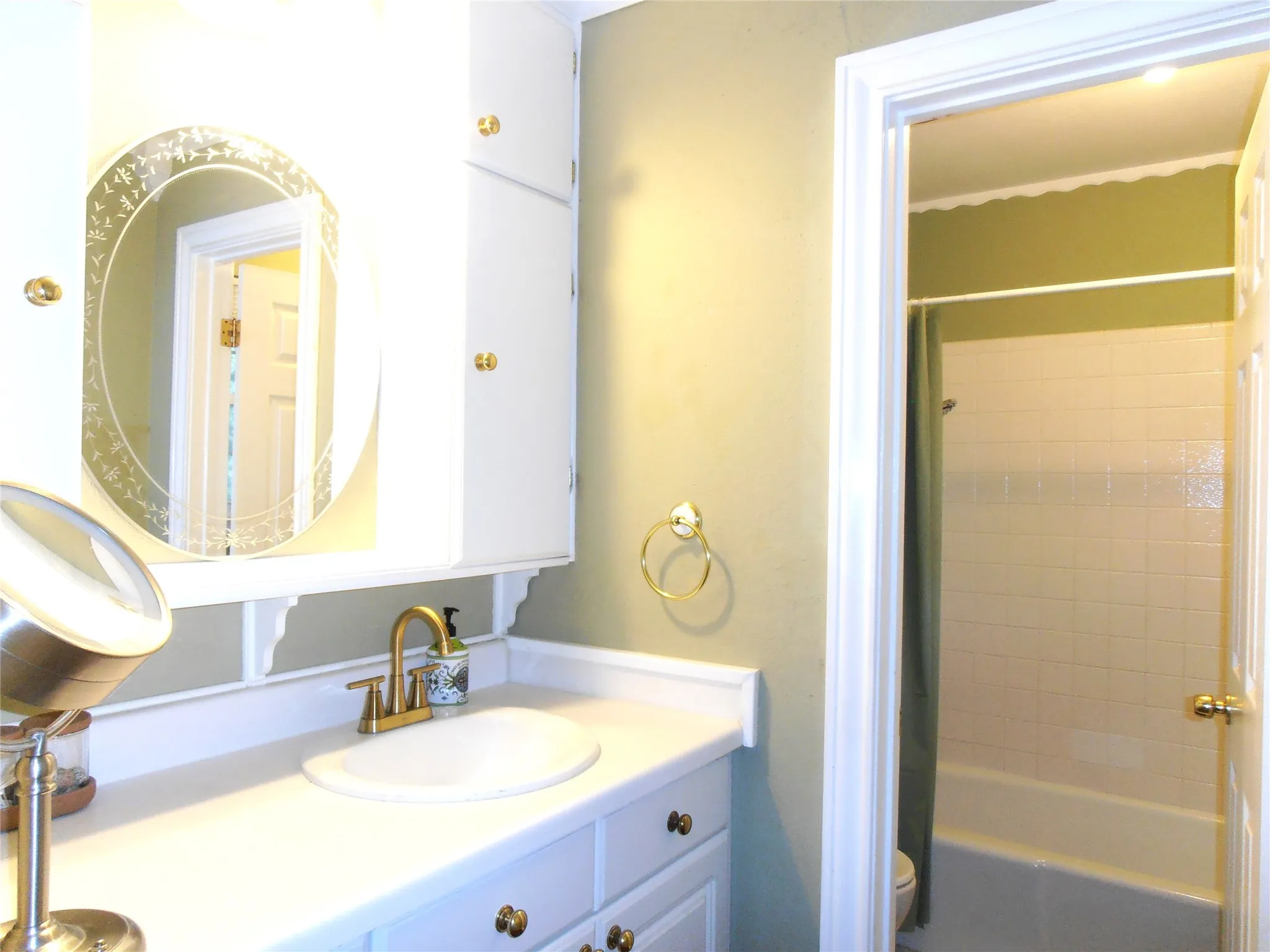 Single Family Residence For Sale in Tarrant County , 2911 Norwood Lane, Arlington, Texas 76013, 3 Bedroom, 2 Bathroom, 2 Garage spaces, 1,573 Sqft, built in 1964, mls#21374644, Real Estate Agent in Arlington, Homes For Sale in Tarrant county, Homes For Sale in Arlington, Realtor in Arlington Texas, Real Estate Brokerage Independent Realty Texas, Luminita Cordes Realtor