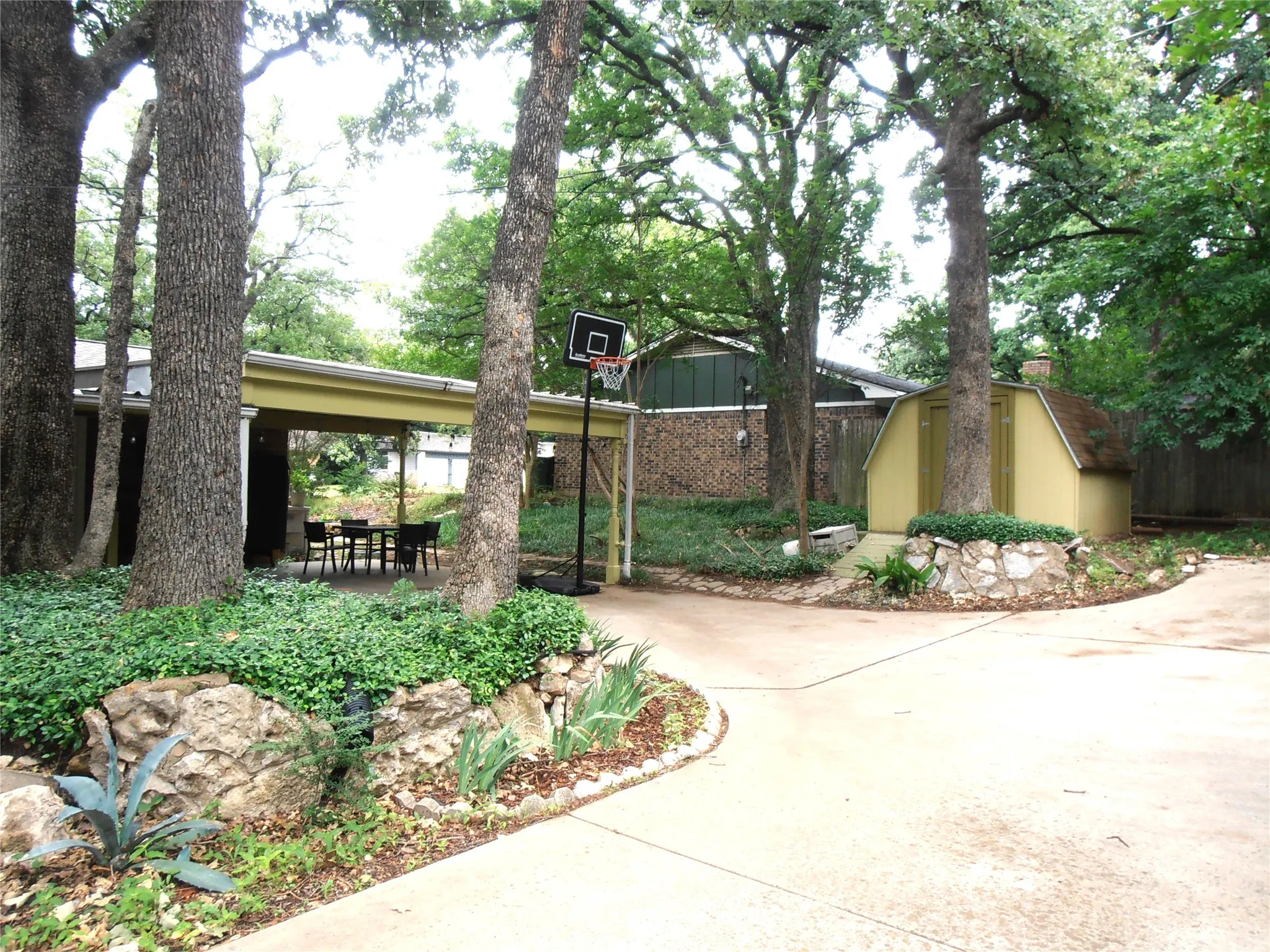 Single Family Residence For Sale in Tarrant County , 2911 Norwood Lane, Arlington, Texas 76013, 3 Bedroom, 2 Bathroom, 2 Garage spaces, 1,573 Sqft, built in 1964, mls#21374644, Real Estate Agent in Arlington, Homes For Sale in Tarrant county, Homes For Sale in Arlington, Realtor in Arlington Texas, Real Estate Brokerage Independent Realty Texas, Luminita Cordes Realtor